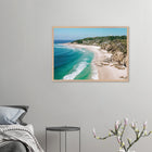 Byron Bay, Australien – Östlichster Punkt Australiens mit langen Pointbreaks und entspanntem Longboard-Flair. Poster im Galerie-Holzrahmen.