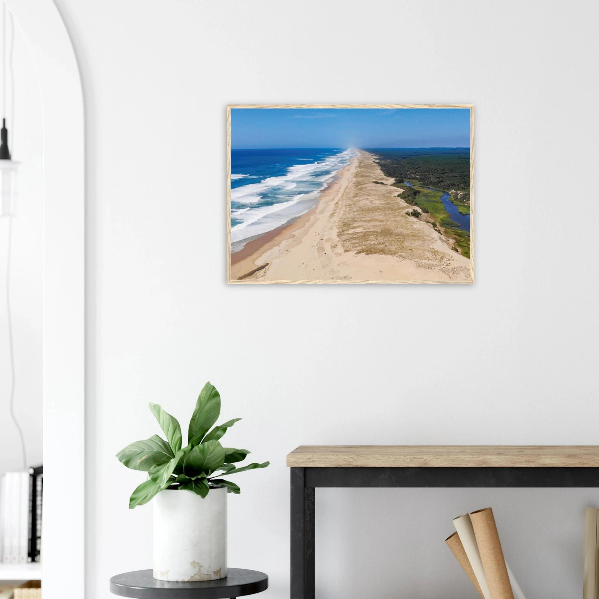 Moliets-et-Maa, Frankreich – Ruhiger Pinienwald-Strand in den Landes mit beständigem Atlantik-Swell für alle Levels. Poster im Holzrahmen.