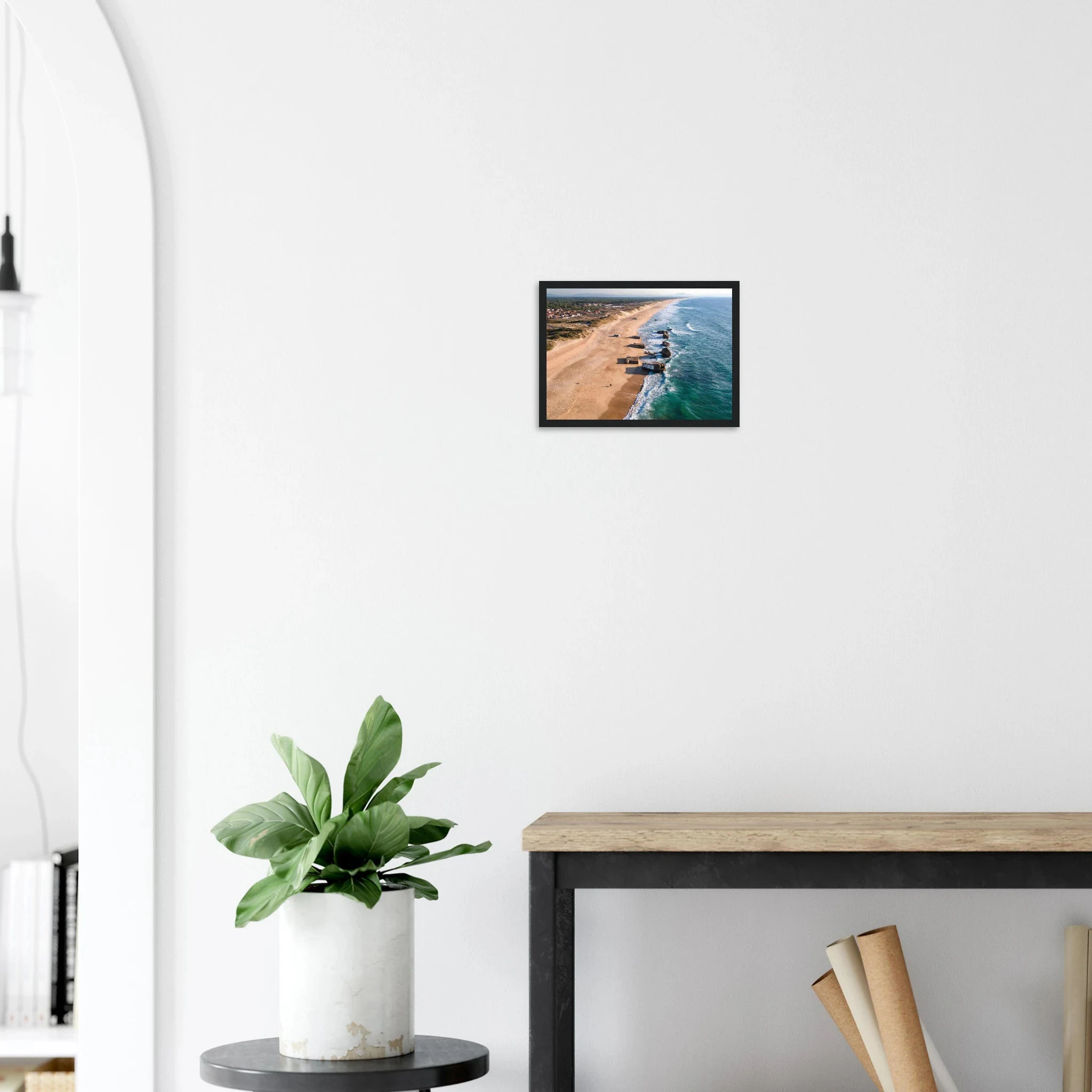 Capbreton, Frankreich – Hafenstadt an der französischen Atlantikküste mit Gouf-Canyon vor der Küste und kräftigen Beachbreaks. Poster im Holzrahmen.