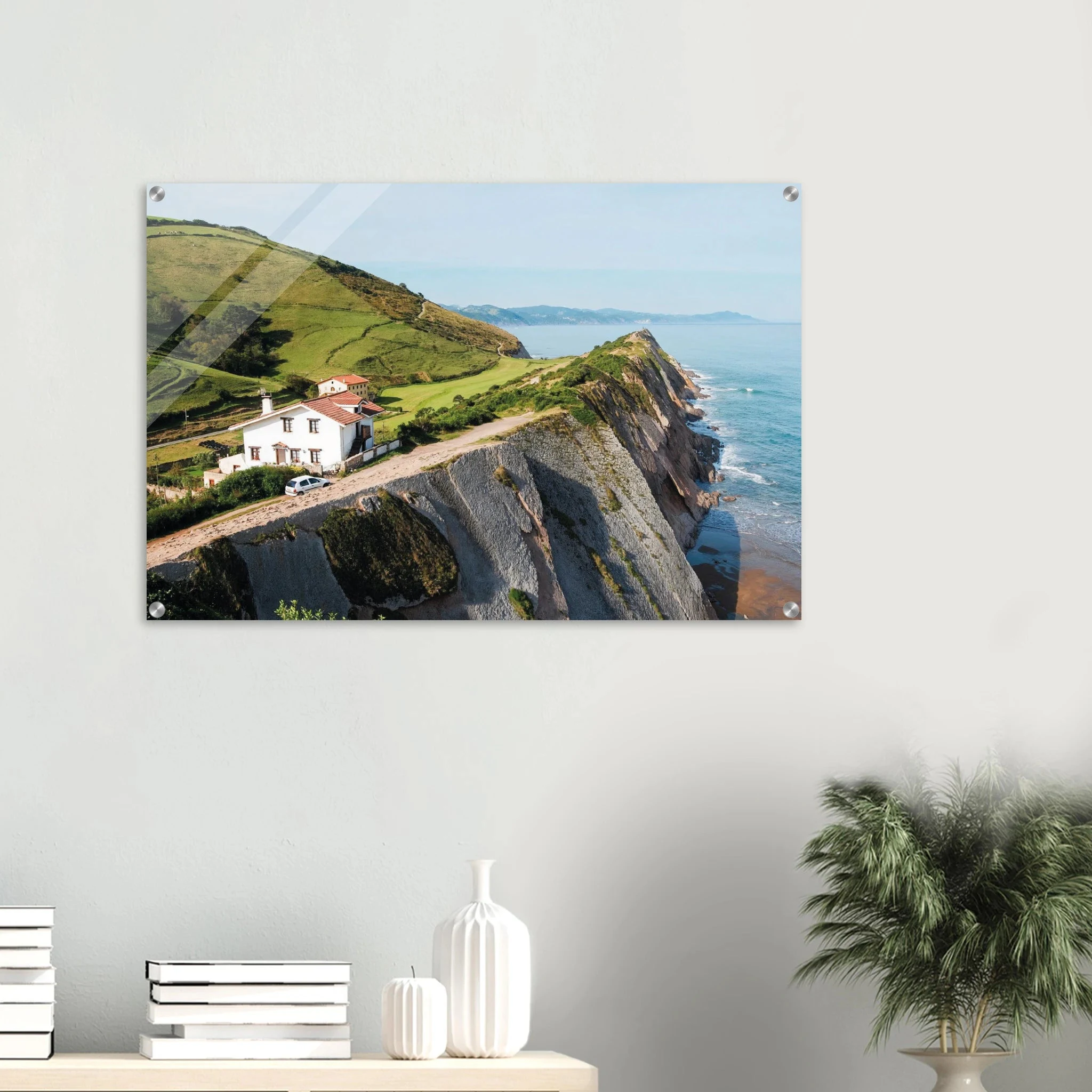 San Vicente de la Barquera, Spanien – Kantabrisches Fischerstädtchen mit Beachbreak Merón und Bergkulisse der Picos de Europa. Kunstdruck auf Acrylglas.