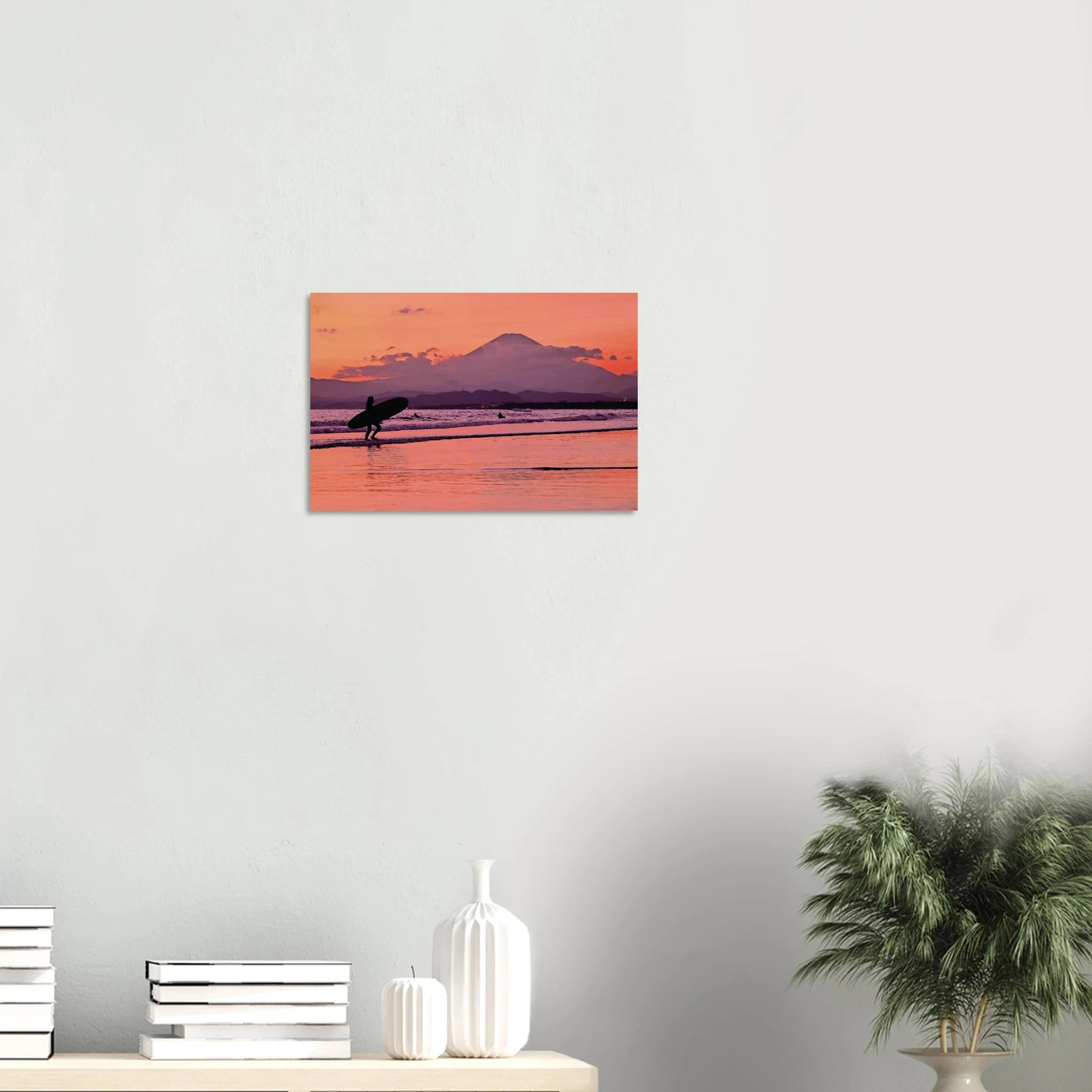 Shonan, Japan – Surfregion an der Sagami-Bucht südwestlich von Tokio, Wiege des japanischen Wellenreitens. Kunstdruck auf Holz.