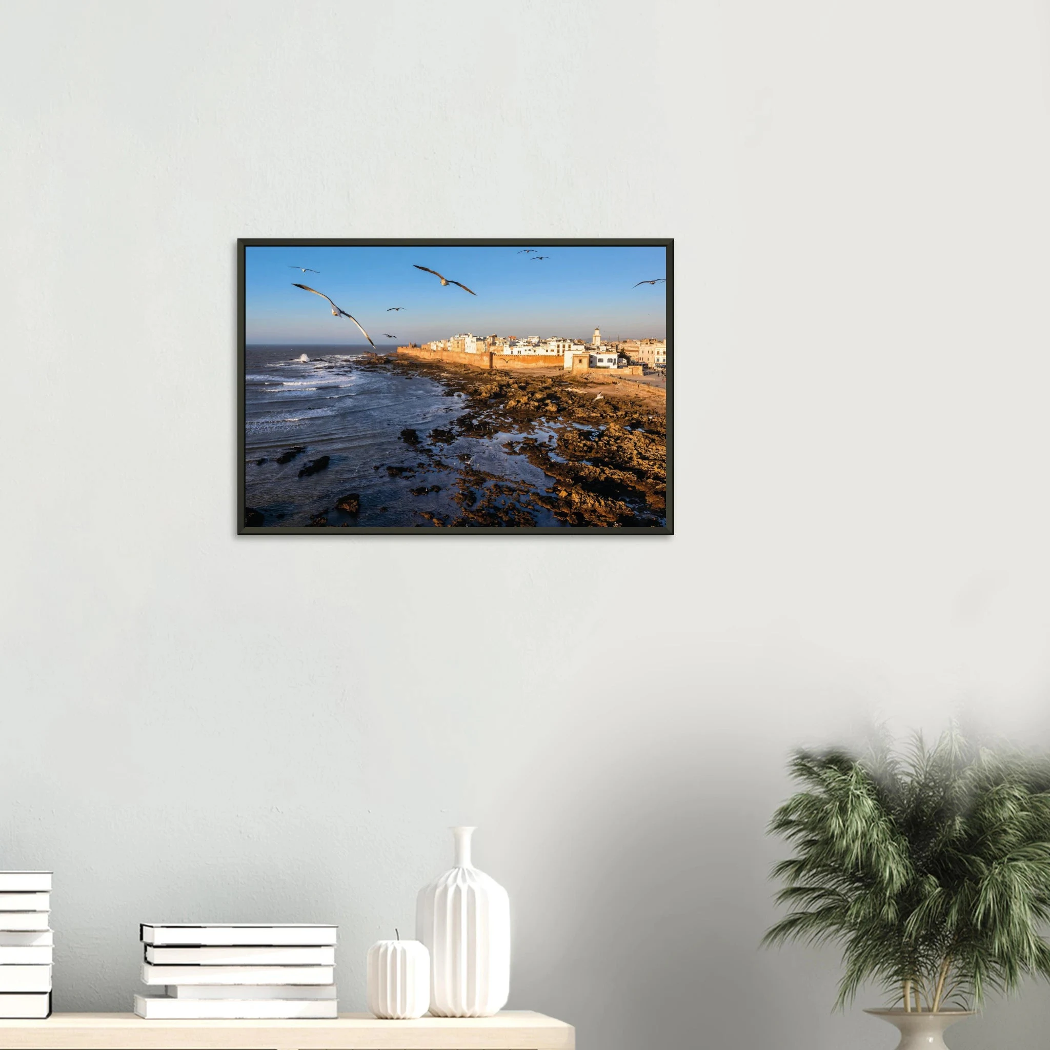 Essaouira, Marokko – Windumtoste Hafenstadt am Atlantik mit Medina-Kulisse und beständigen Wind- und Wellenbedingungen. Poster im Metallrahmen.