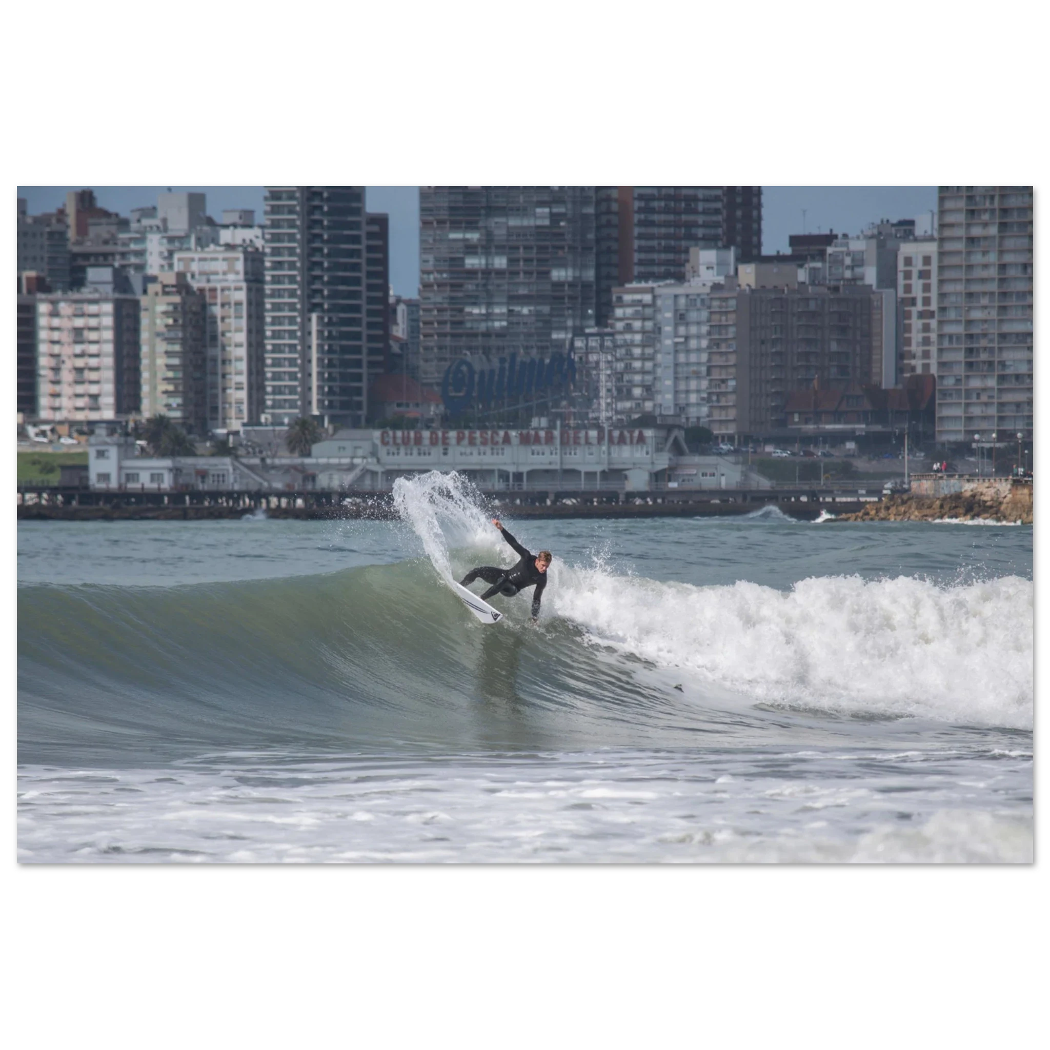 Mar del Plata, Argentinien – Atlantik-Badestadt südlich von Buenos Aires mit urbanen Beachbreaks und Pier-Wellen. Kunstdruck auf Alu-Dibond.