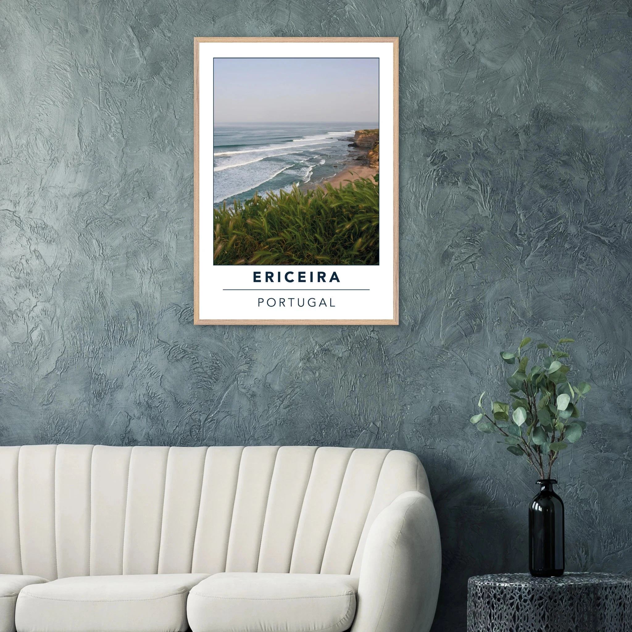 Ericeira, Portugal – World Surfing Reserve nördlich von Lissabon mit Reefbreaks wie Coxos und Ribeira d'Ilhas. Poster im Galerie-Holzrahmen.