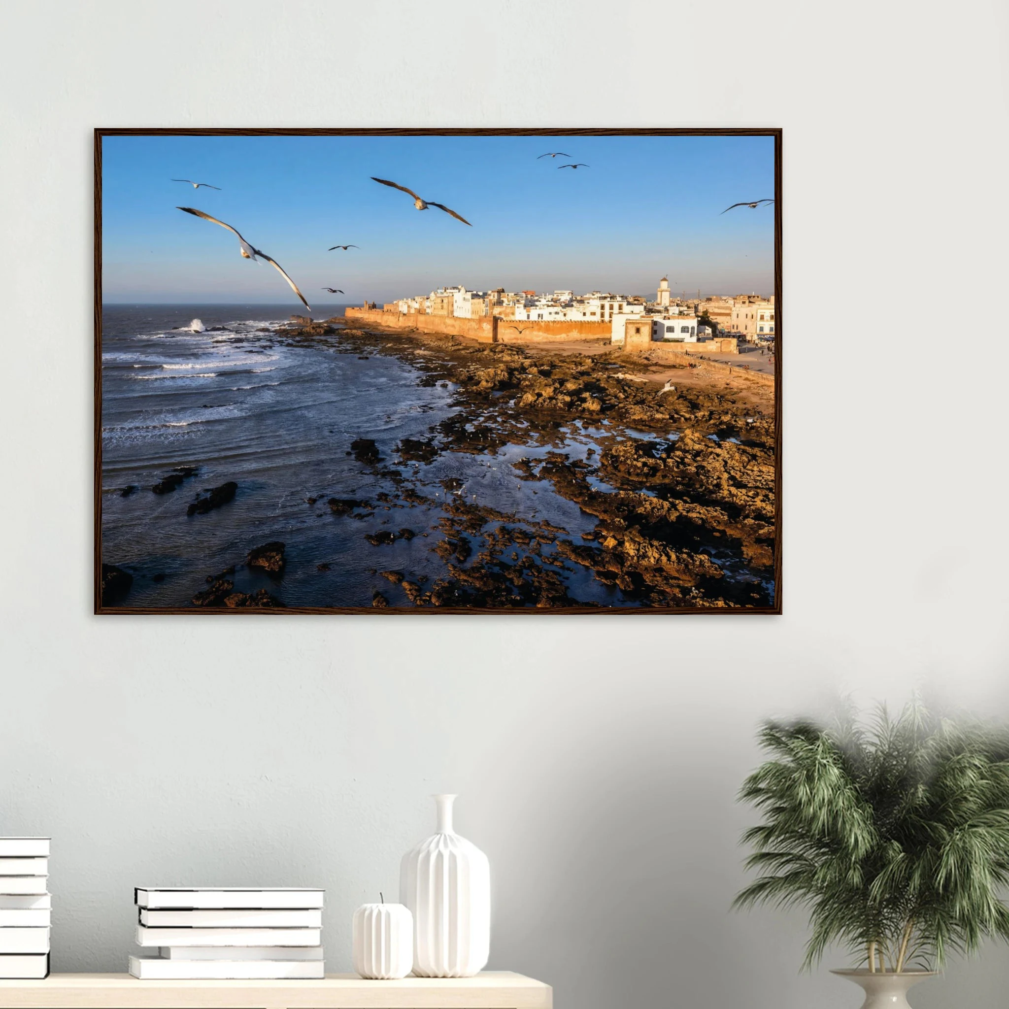 Essaouira, Marokko – Windumtoste Hafenstadt am Atlantik mit Medina-Kulisse und beständigen Wind- und Wellenbedingungen. Poster im Holzrahmen.