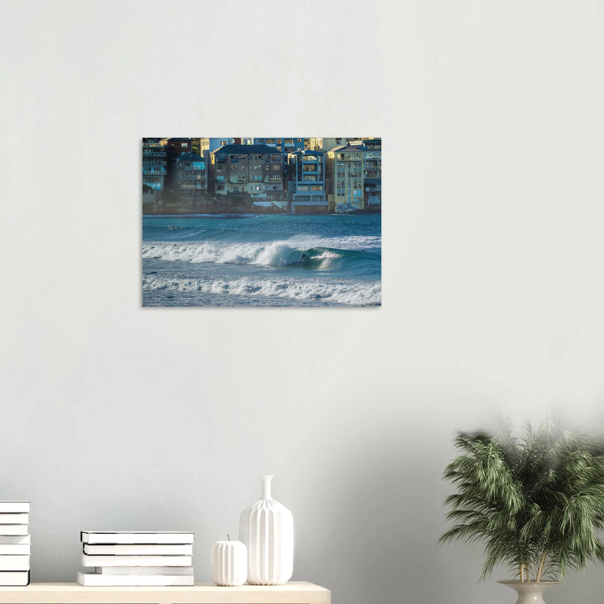 Bondi Beach, Australien – Ikonischer Stadtstrand im Osten Sydneys mit klassischem Beachbreak und Surfkultur-Geschichte. Poster.