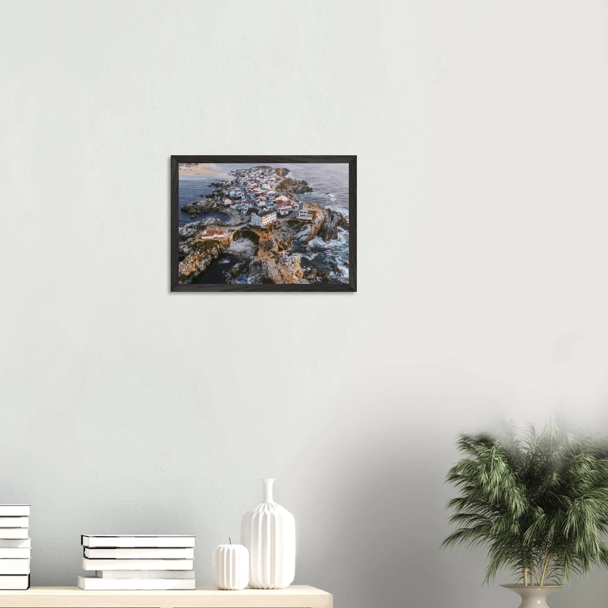 Peniche, Portugal – Halbinsel mit Supertubos-Beachbreak, Austragungsort der WSL Meo Rip Curl Pro Portugal. Poster im Galerie-Holzrahmen.
