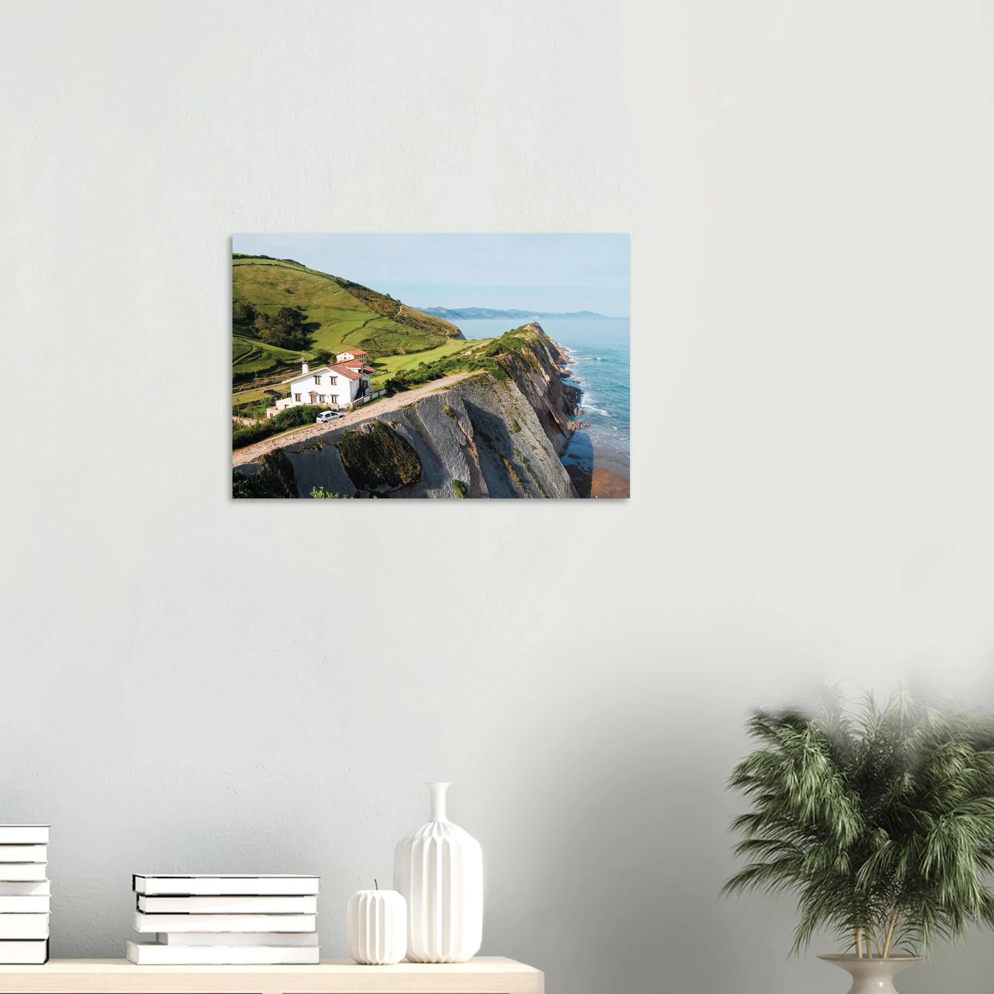 San Vicente de la Barquera, Spanien – Kantabrisches Fischerstädtchen mit Beachbreak Merón und Bergkulisse der Picos de Europa. Kunstdruck auf Alu-Dibond.