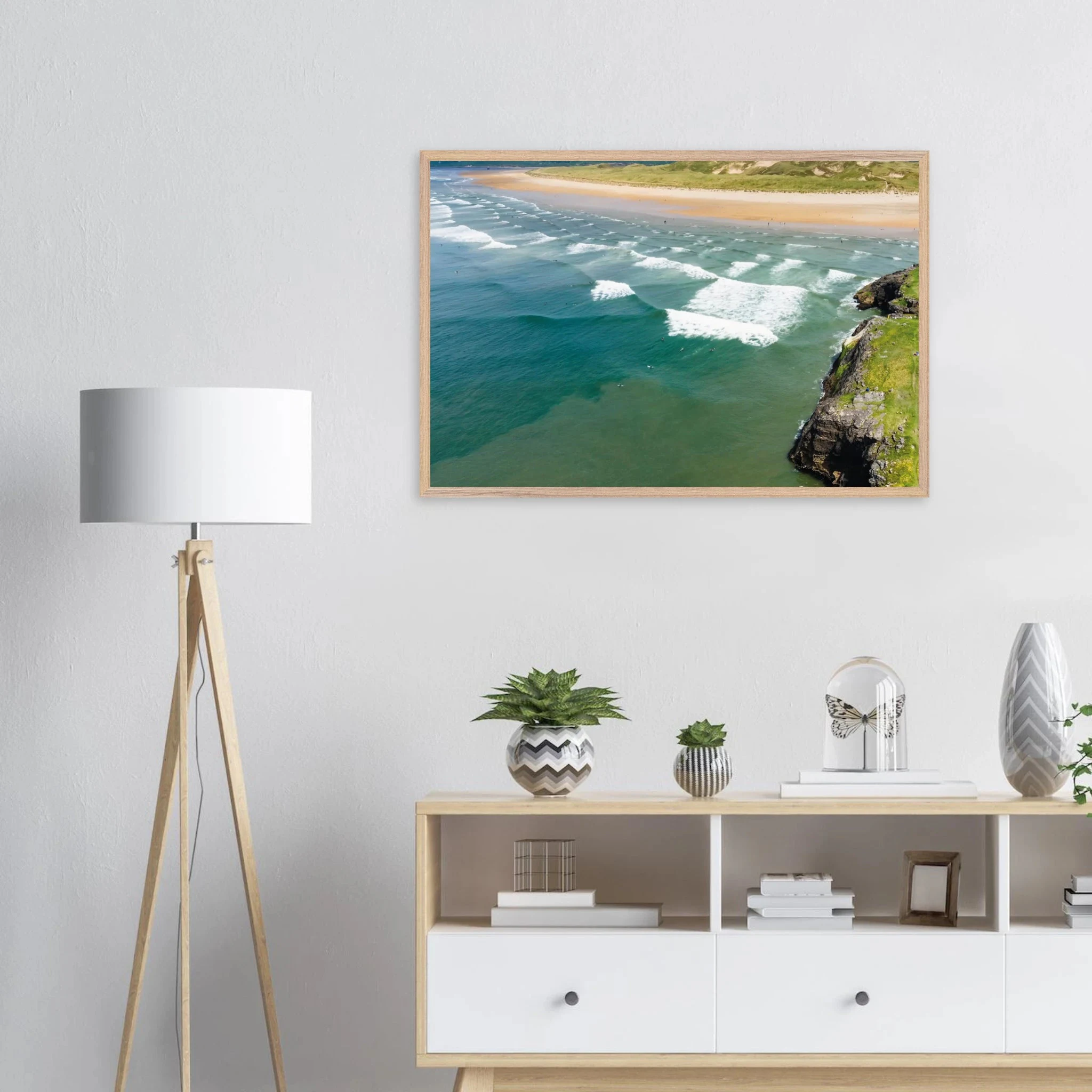 Bundoran, Irland – Atlantik-Surfspot in der Grafschaft Donegal mit Reefbreak The Peak und kaltem Wasser. Poster im Galerie-Holzrahmen.