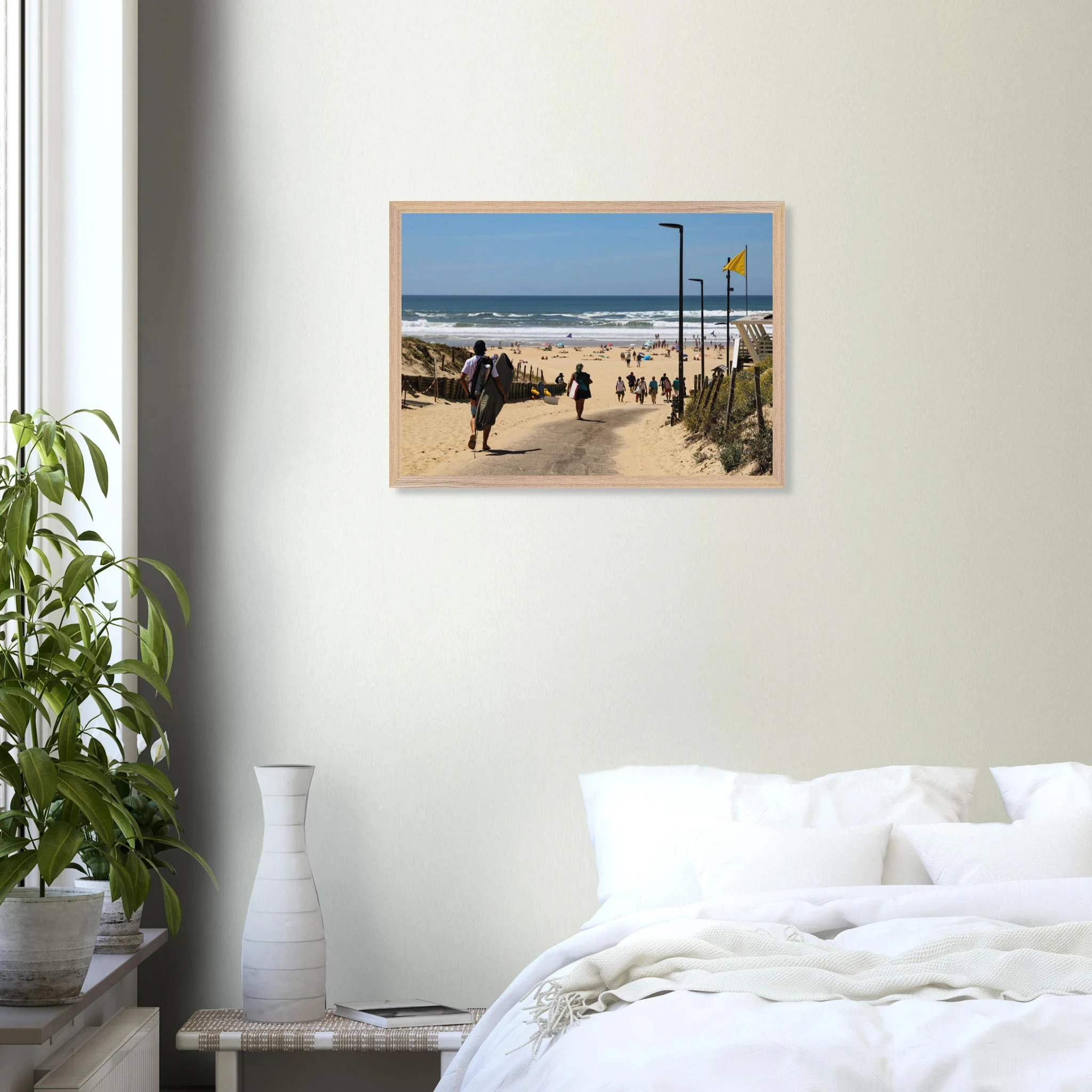 Moliets-et-Maa, Frankreich – Ruhiger Pinienwald-Strand in den Landes mit beständigem Atlantik-Swell für alle Levels. Poster im Galerie-Holzrahmen.