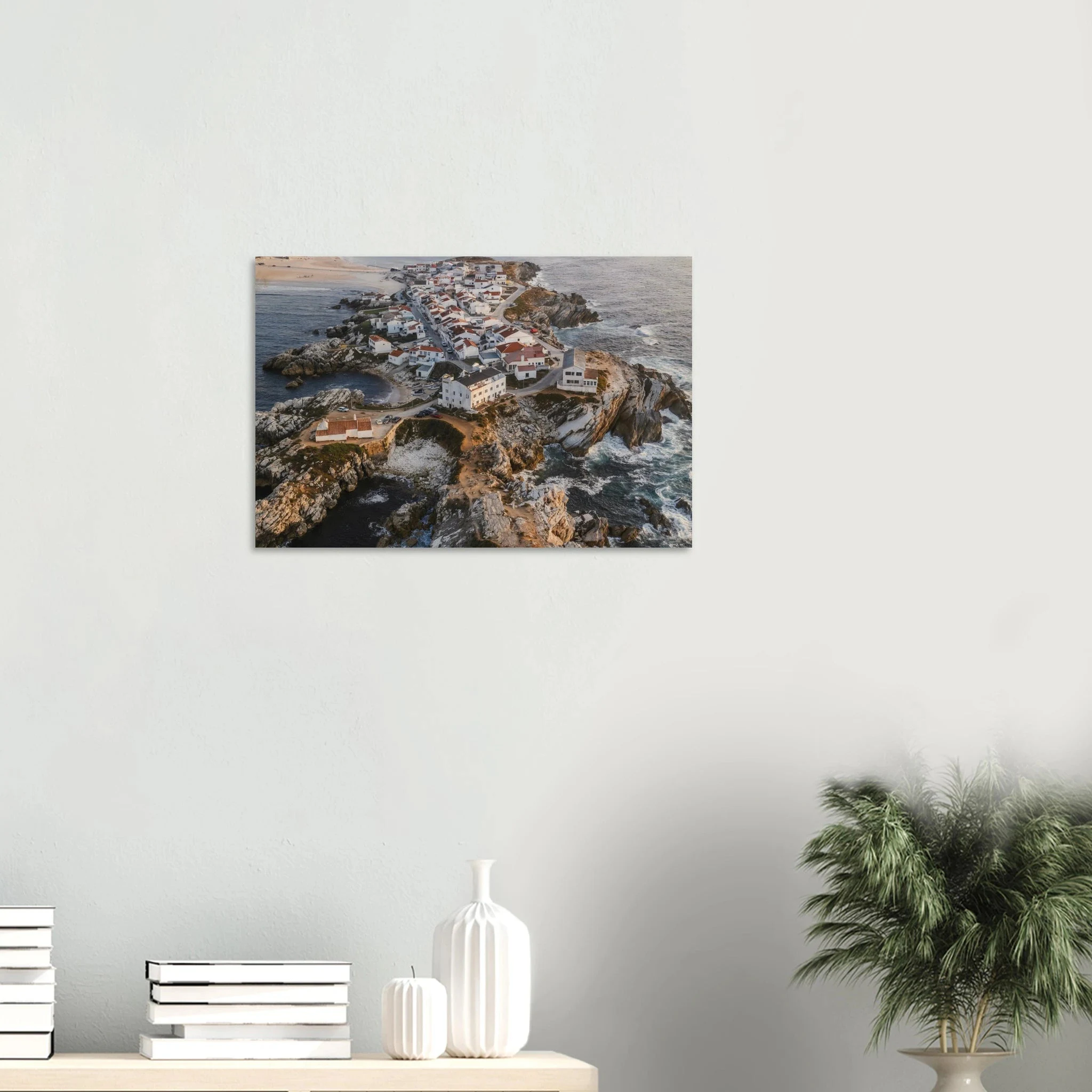 Peniche, Portugal – Halbinsel mit Supertubos-Beachbreak, Austragungsort der WSL Meo Rip Curl Pro Portugal. Kunstdruck auf Holz.