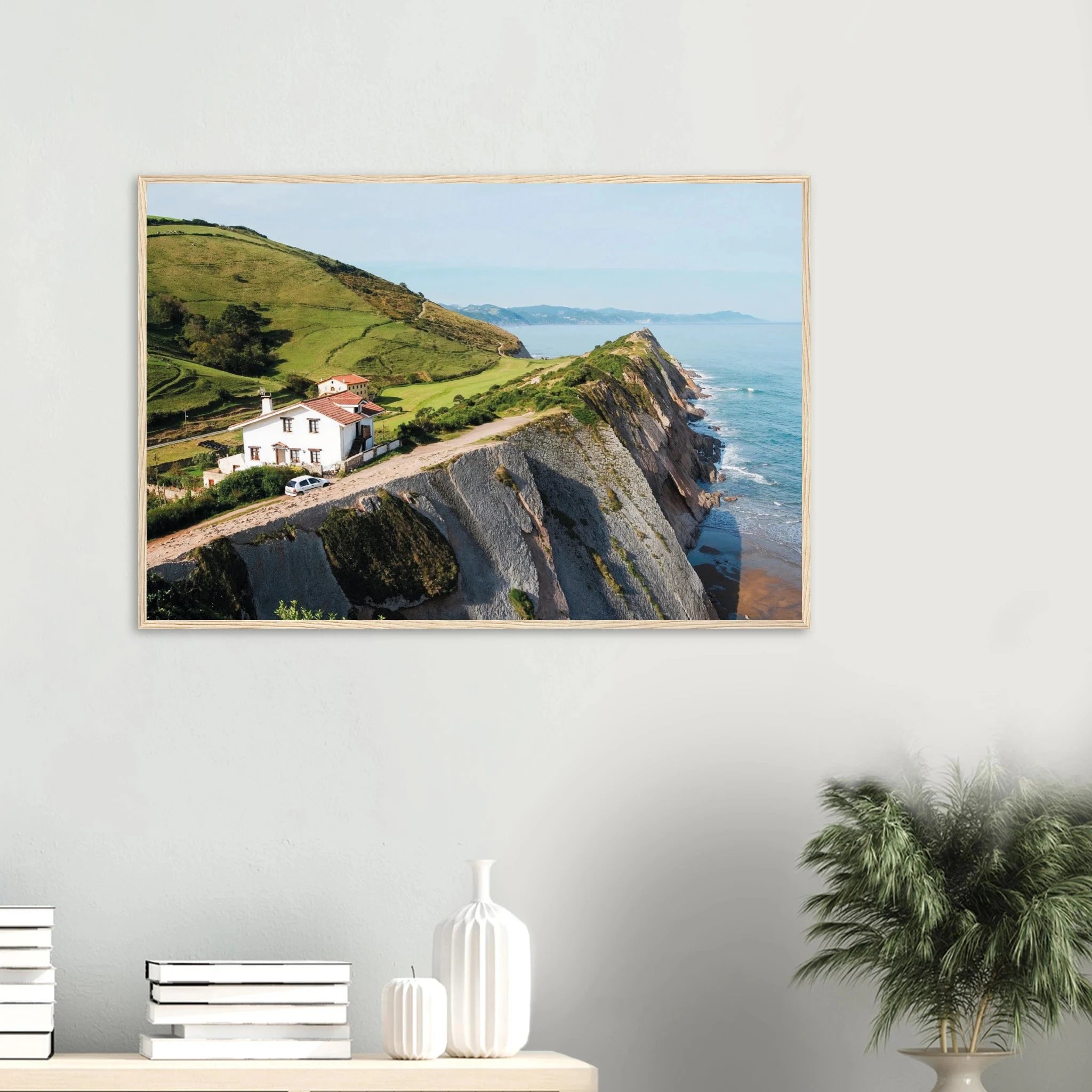 San Vicente de la Barquera, Spanien – Kantabrisches Fischerstädtchen mit Beachbreak Merón und Bergkulisse der Picos de Europa. Poster im Holzrahmen.