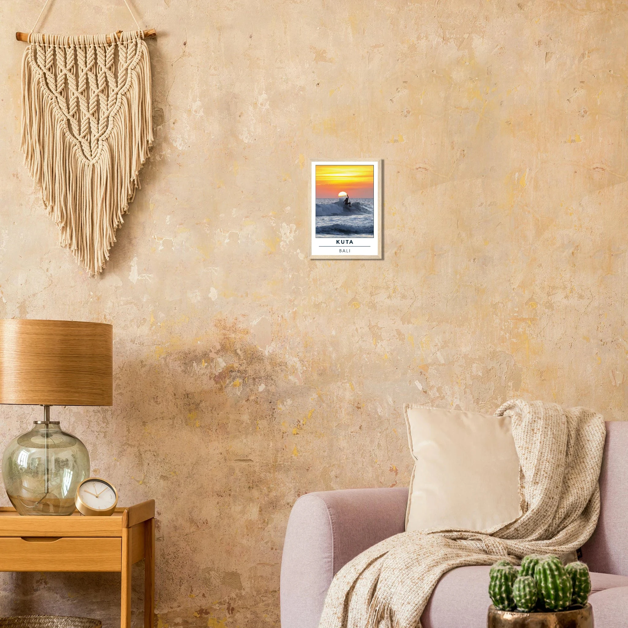 Kuta Beach, Bali (Indonesien) – Belebter Beachbreak im Süden Balis, klassischer Einsteiger-Spot mit weichen Wellen. Poster im Holzrahmen.