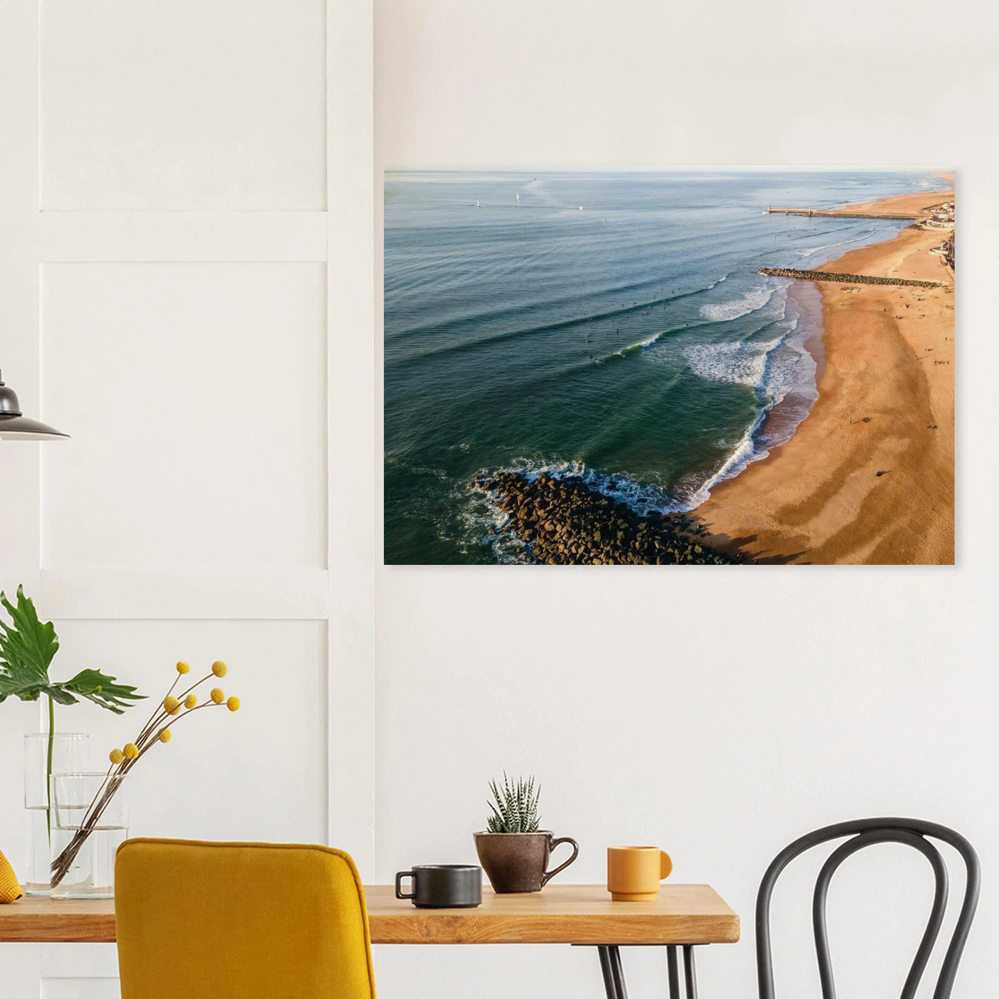 Capbreton, Frankreich – Hafenstadt an der französischen Atlantikküste mit Gouf-Canyon vor der Küste und kräftigen Beachbreaks. Kunstdruck auf Holz.