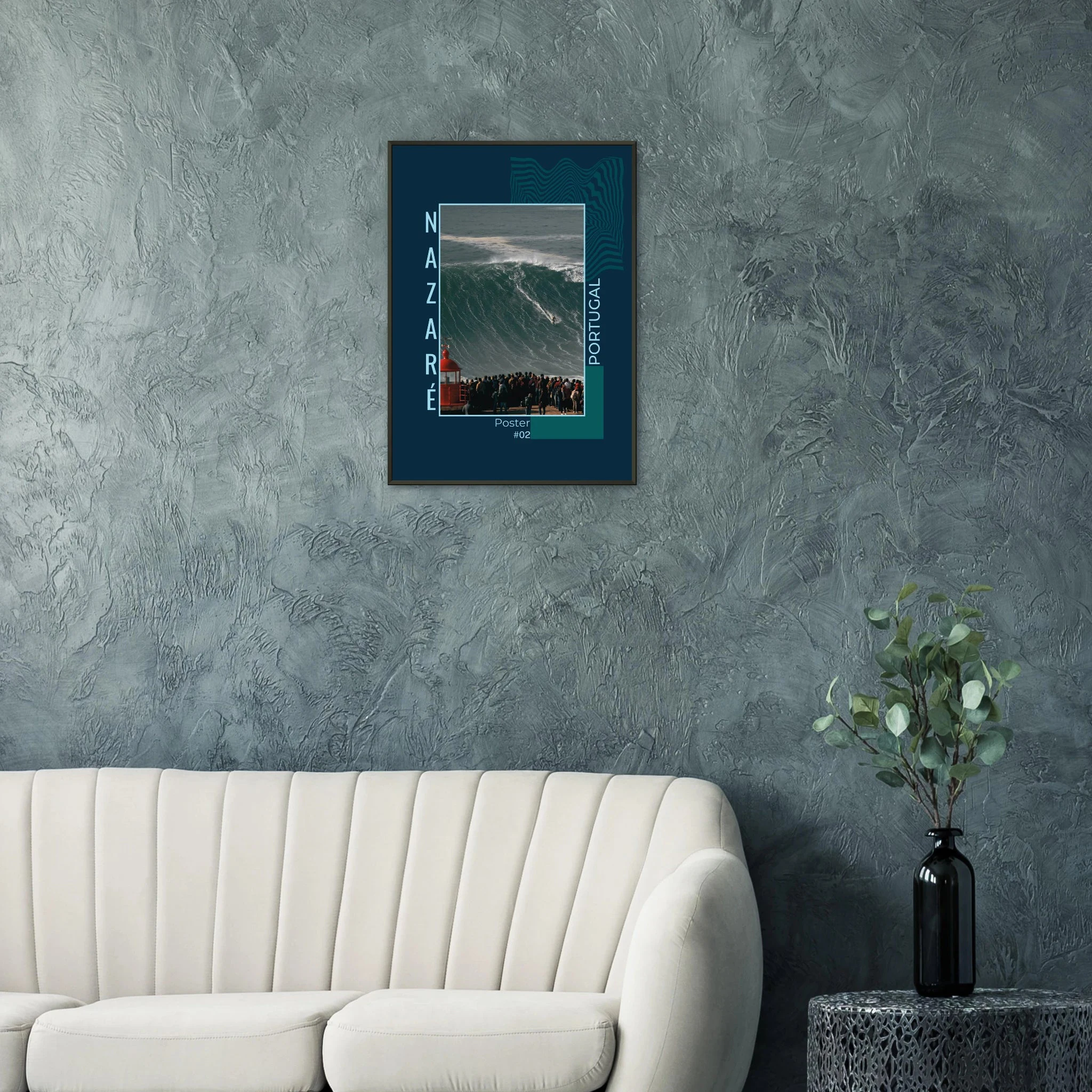 Nazaré, Portugal – Praia do Norte, weltgrößte Big-Wave-Welle Europas an der portugiesischen Atlantikküste. Poster im Metallrahmen.