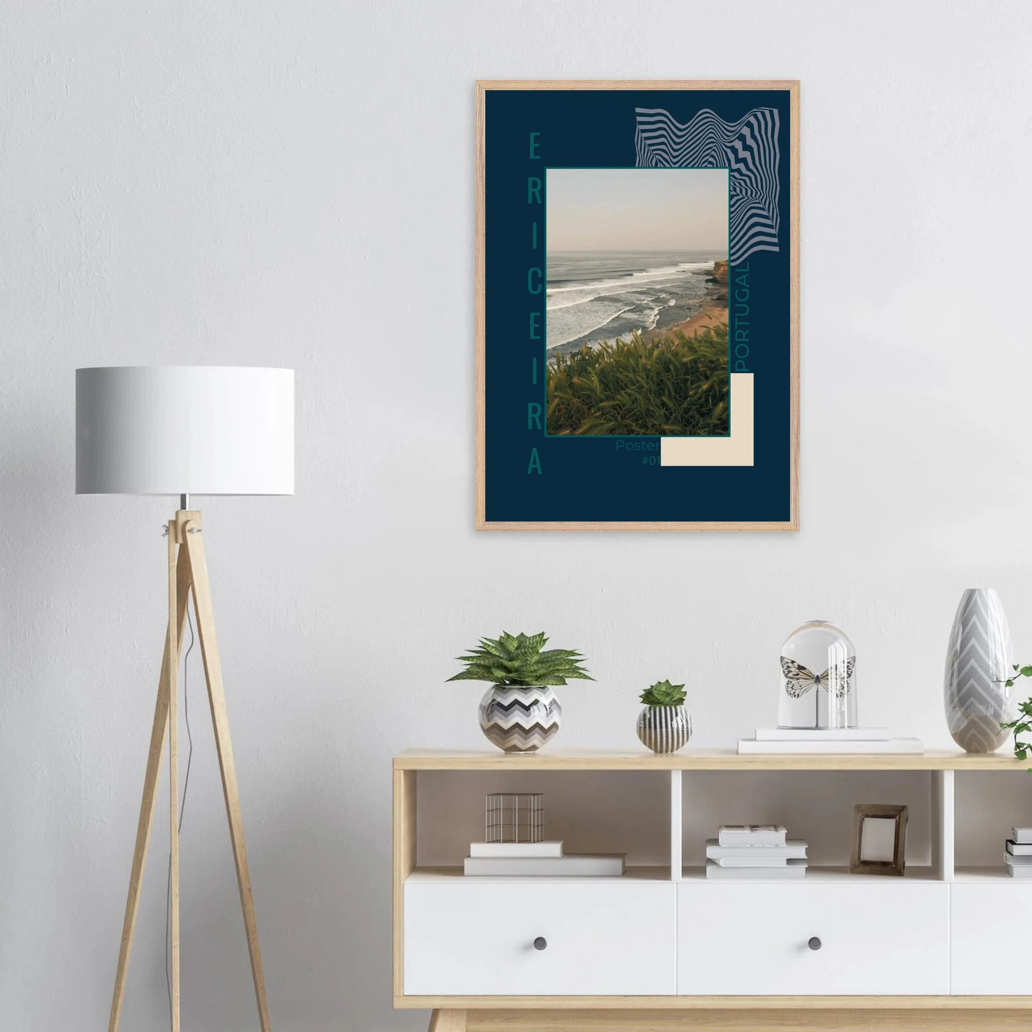 Ericeira, Portugal – World Surfing Reserve nördlich von Lissabon mit Reefbreaks wie Coxos und Ribeira d'Ilhas. Poster im Galerie-Holzrahmen.