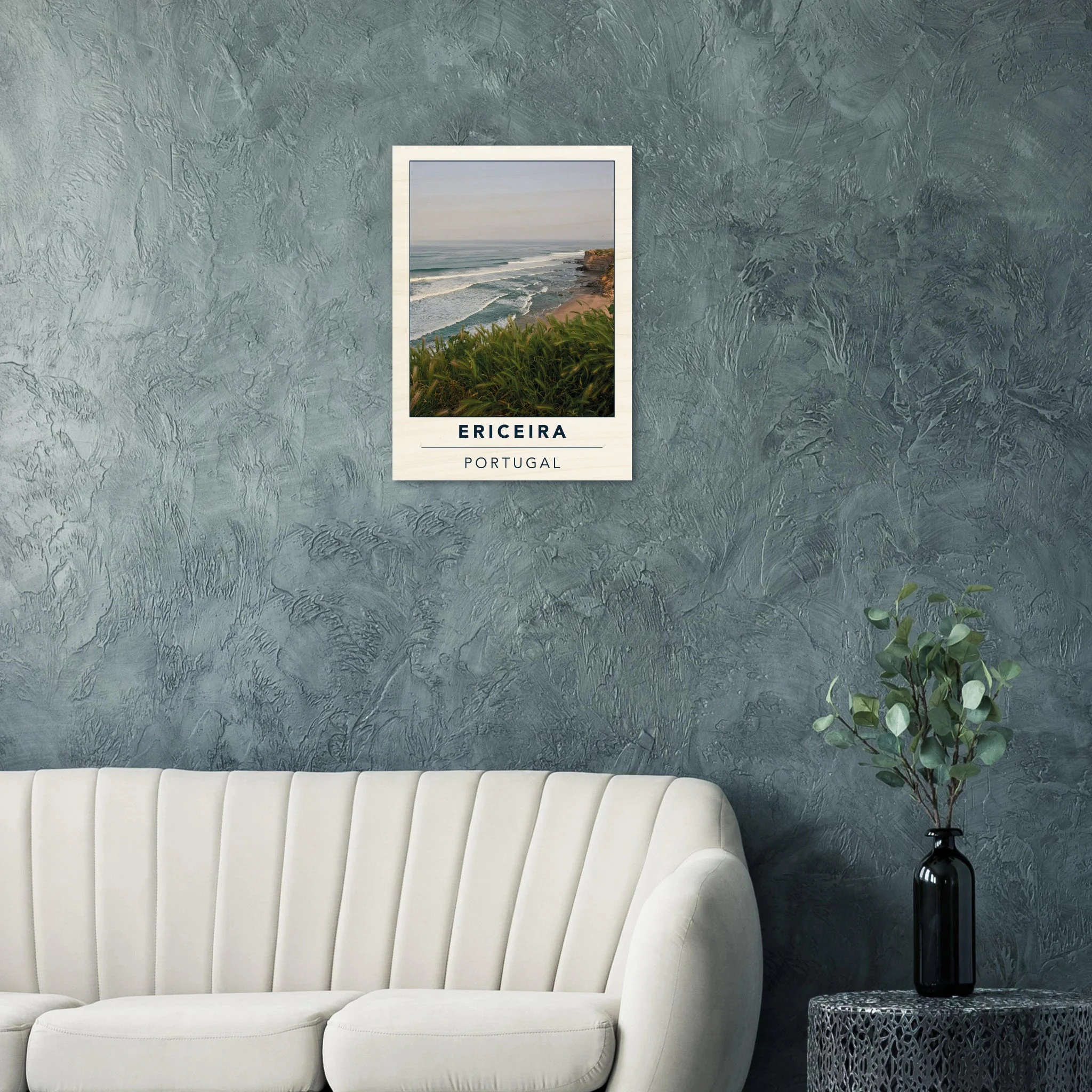 Ericeira, Portugal – World Surfing Reserve nördlich von Lissabon mit Reefbreaks wie Coxos und Ribeira d'Ilhas. Kunstdruck auf Holz.