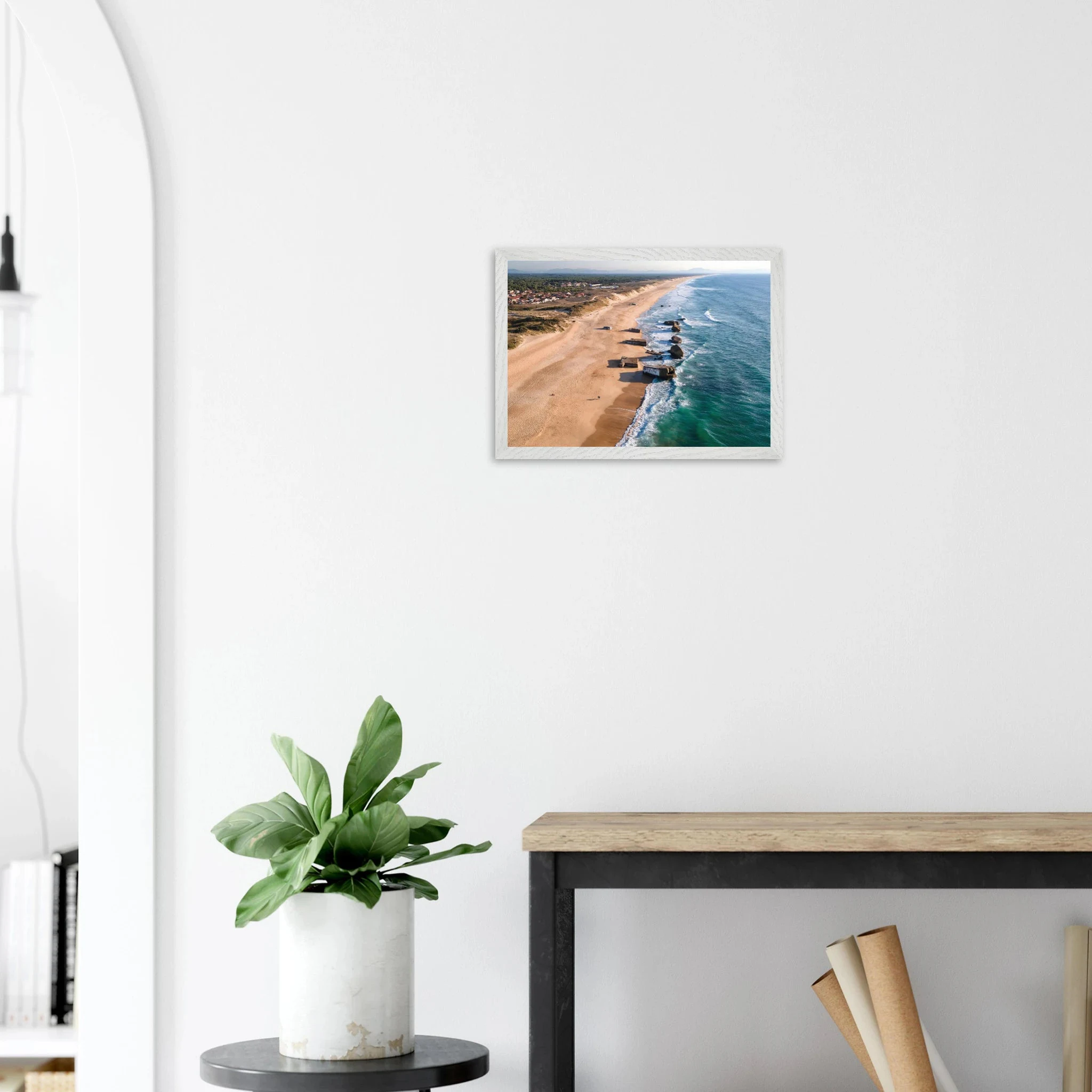 Capbreton, Frankreich – Hafenstadt an der französischen Atlantikküste mit Gouf-Canyon vor der Küste und kräftigen Beachbreaks. Poster im Galerie-Holzrahmen.