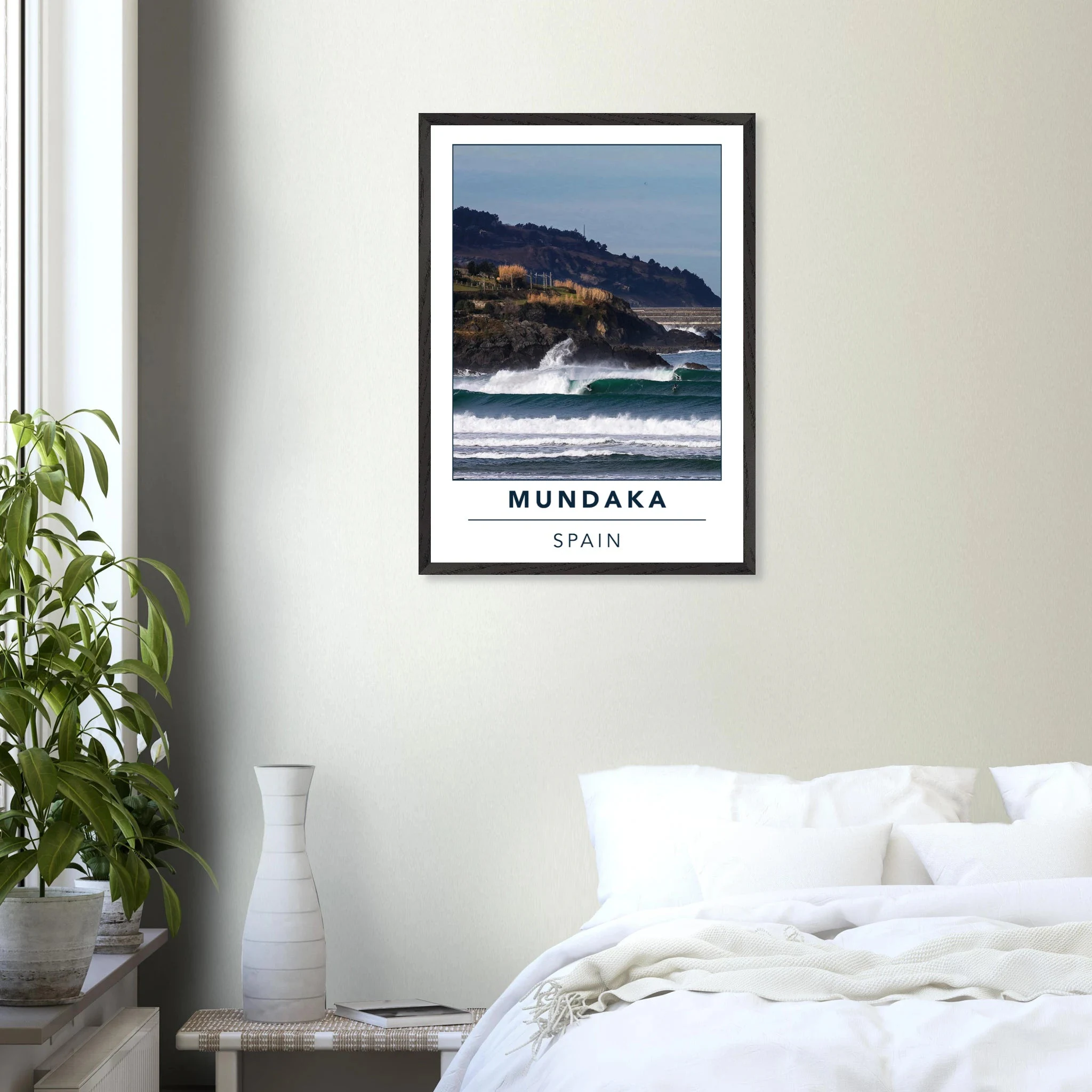 Mundaka, Spanien – Linke Flussmündungswelle im Baskenland, eine der längsten Barrels Europas. Poster im Galerie-Holzrahmen.
