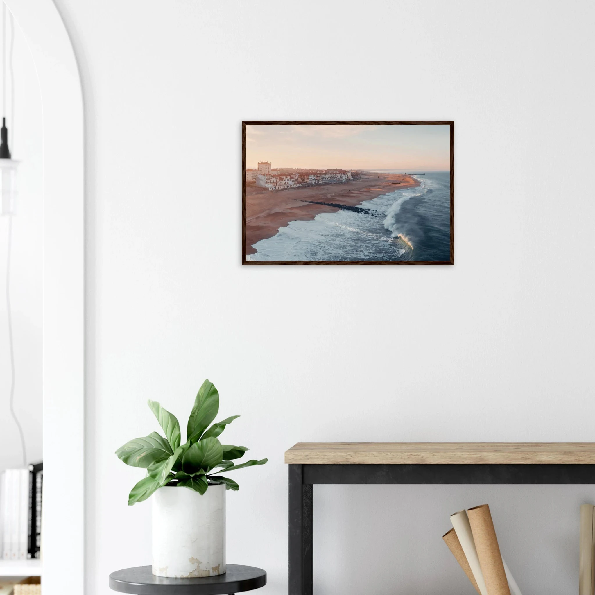 Hossegor, Frankreich – Beachbreak-Hotspot in den Landes, Austragungsort der WSL-Quiksilver-Pro-Wettkämpfe. Poster im Holzrahmen.
