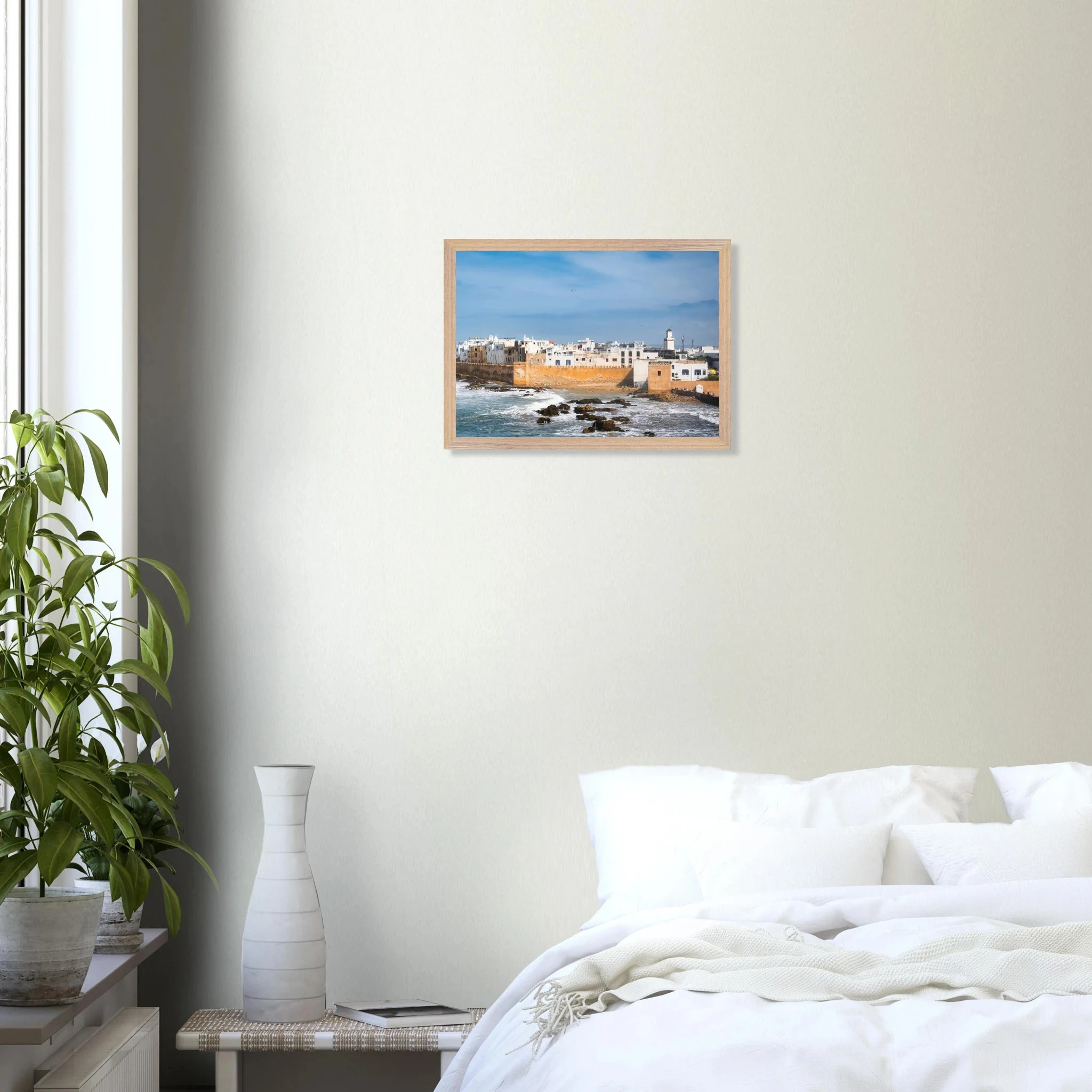 Essaouira, Marokko – Windumtoste Hafenstadt am Atlantik mit Medina-Kulisse und beständigen Wind- und Wellenbedingungen. Poster im Galerie-Holzrahmen.