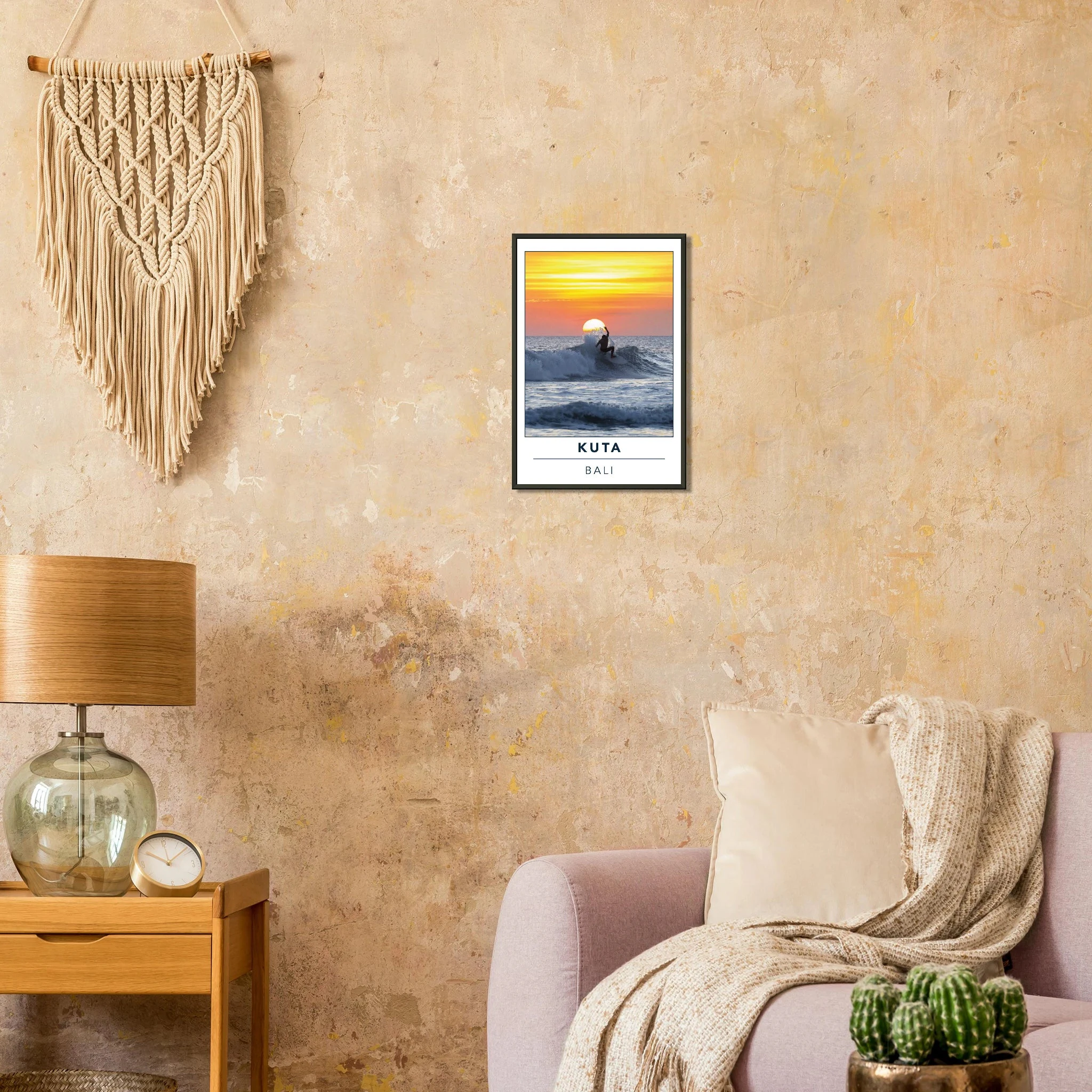 Kuta Beach, Bali (Indonesien) – Belebter Beachbreak im Süden Balis, klassischer Einsteiger-Spot mit weichen Wellen. Poster im Metallrahmen.