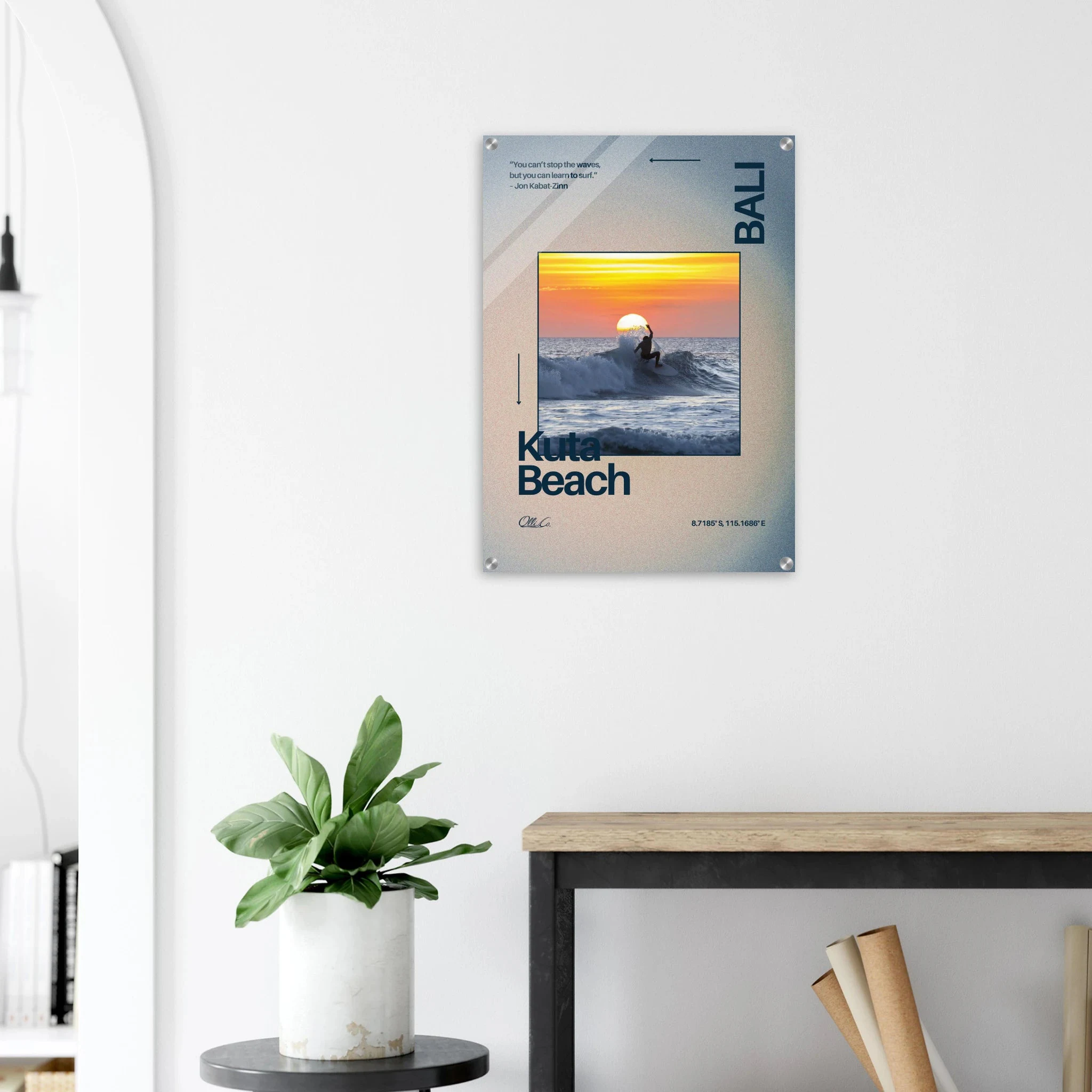 Kuta Beach, Bali (Indonesien) – Belebter Beachbreak im Süden Balis, klassischer Einsteiger-Spot mit weichen Wellen. Kunstdruck auf Acrylglas.