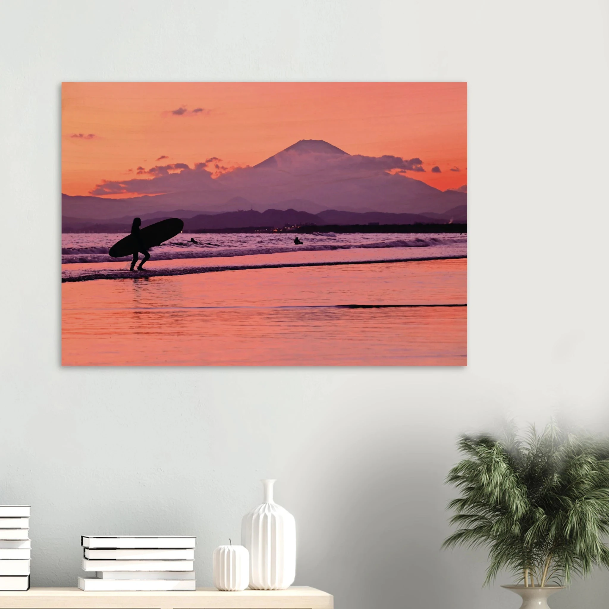 Shonan, Japan – Surfregion an der Sagami-Bucht südwestlich von Tokio, Wiege des japanischen Wellenreitens. Kunstdruck auf Holz.