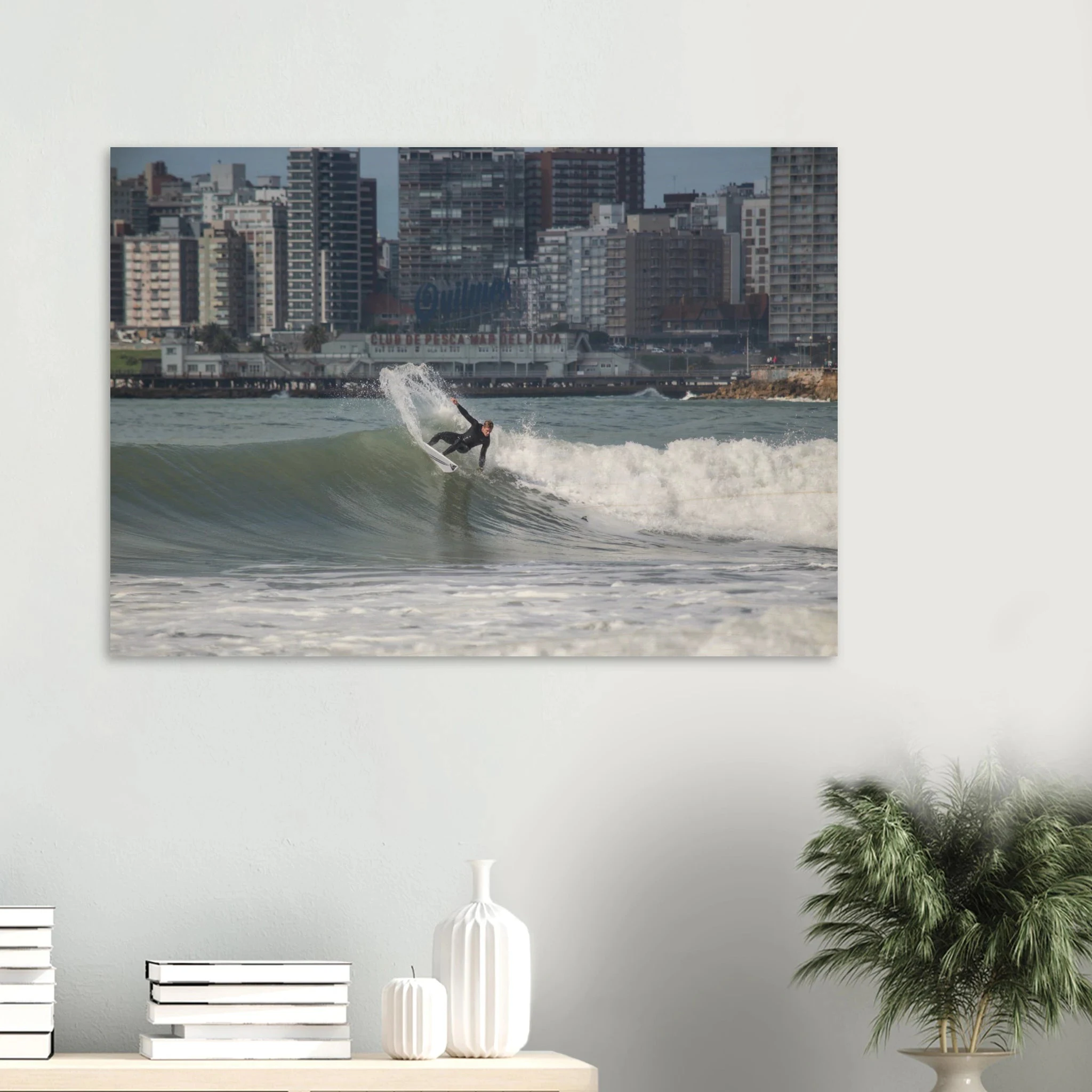 Mar del Plata, Argentinien – Atlantik-Badestadt südlich von Buenos Aires mit urbanen Beachbreaks und Pier-Wellen. Kunstdruck auf Holz.