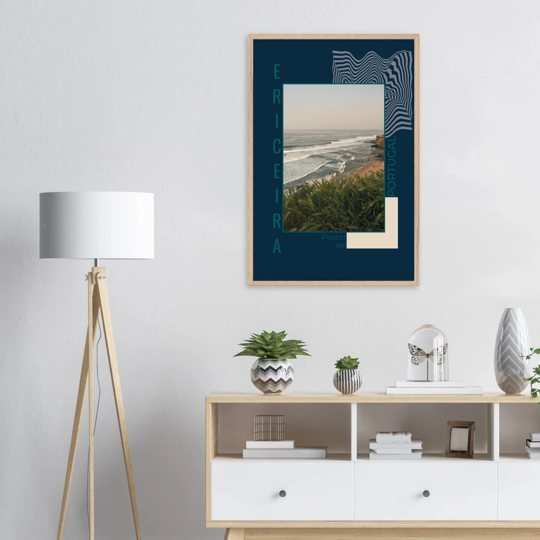 Ericeira, Portugal – World Surfing Reserve nördlich von Lissabon mit Reefbreaks wie Coxos und Ribeira d'Ilhas. Poster im Galerie-Holzrahmen.