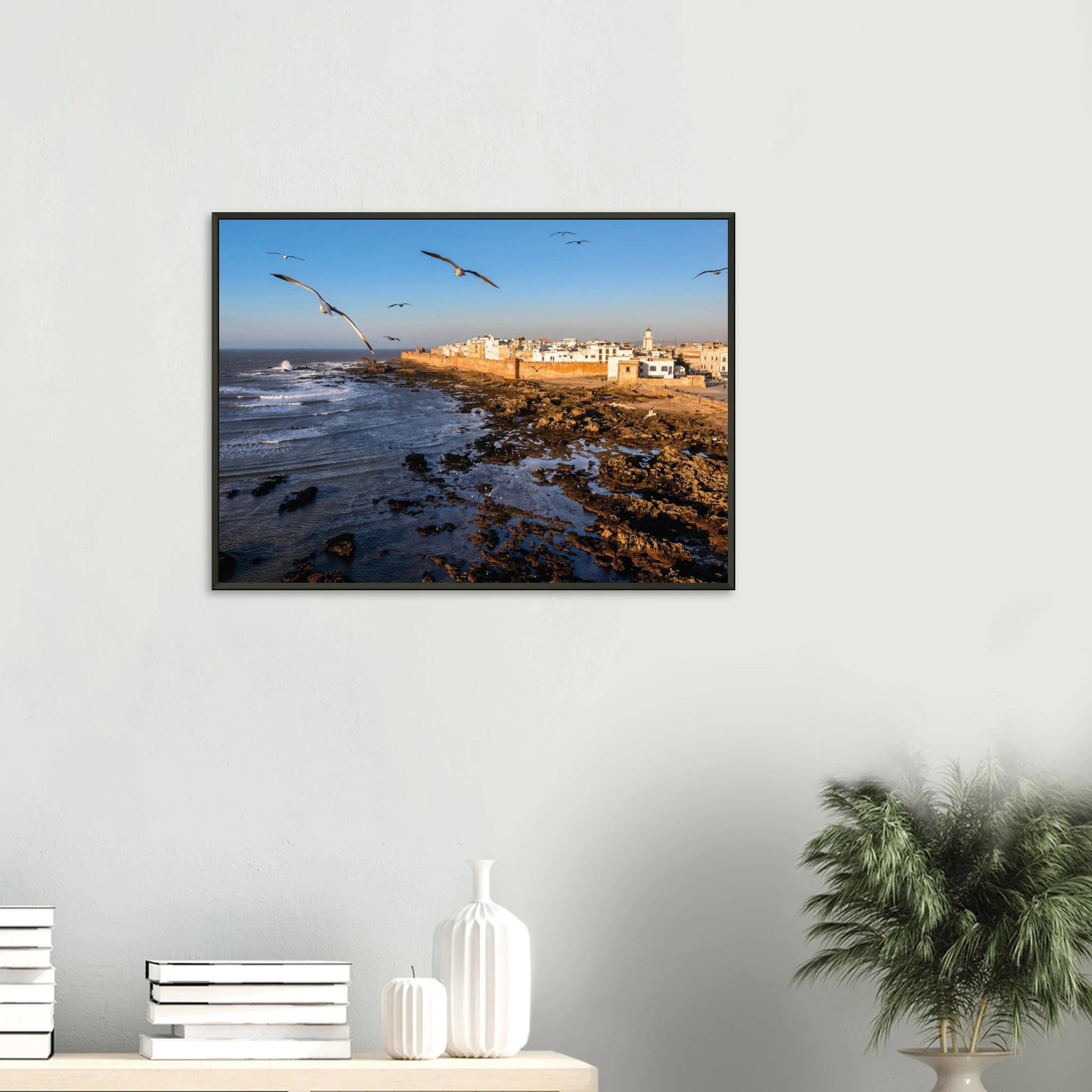 Essaouira, Marokko – Windumtoste Hafenstadt am Atlantik mit Medina-Kulisse und beständigen Wind- und Wellenbedingungen. Poster im Metallrahmen.