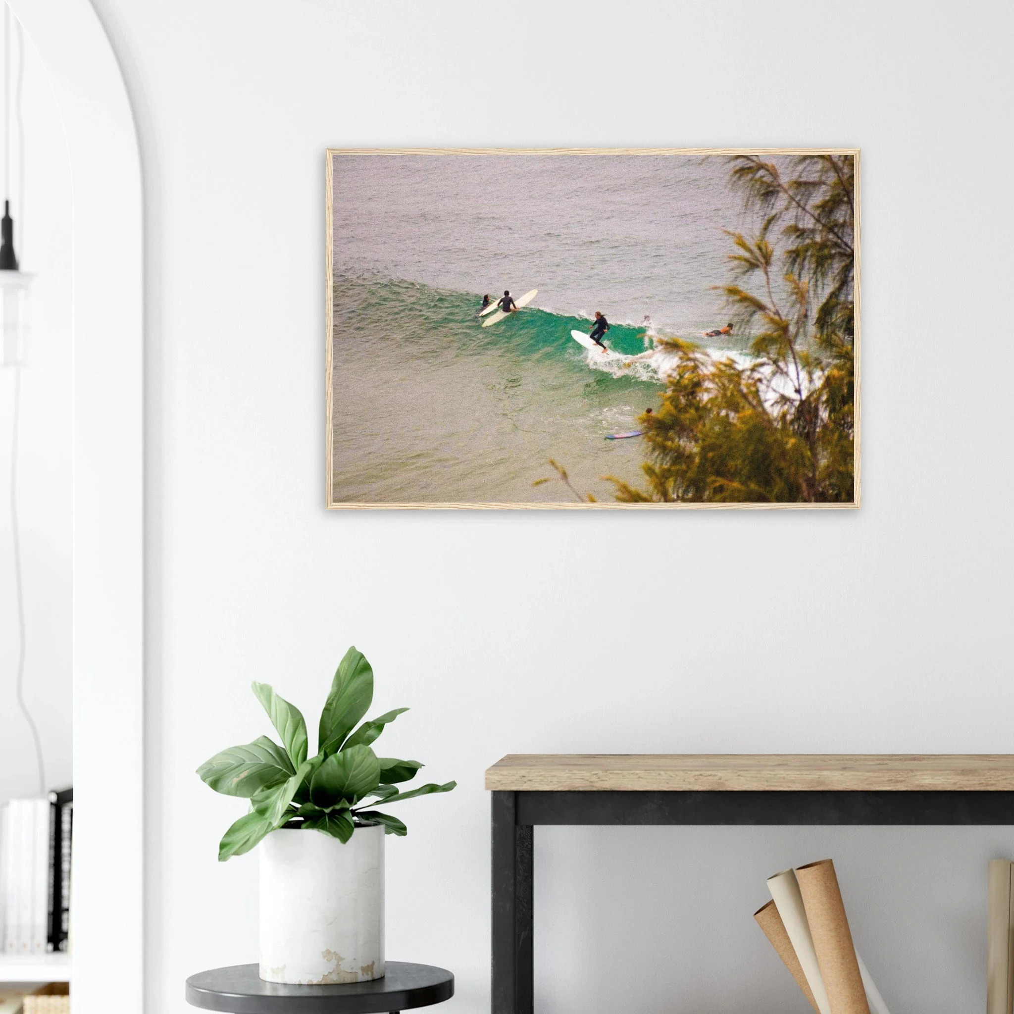 Byron Bay, Australien – Östlichster Punkt Australiens mit langen Pointbreaks und entspanntem Longboard-Flair. Poster im Holzrahmen.