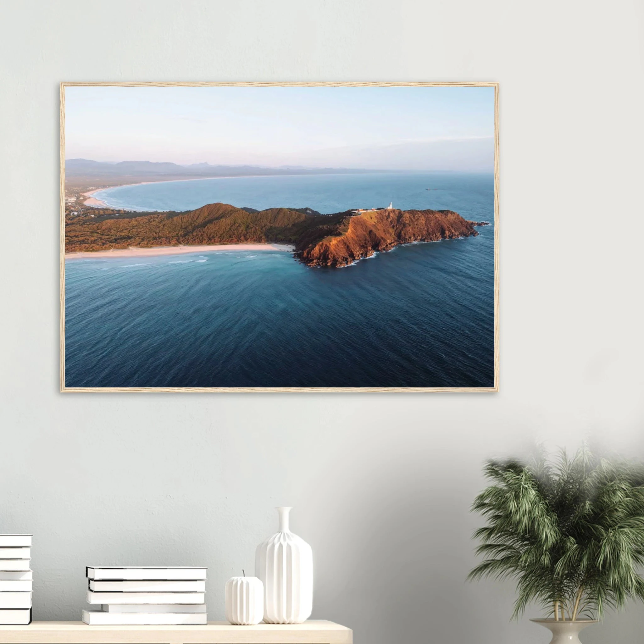 Byron Bay, Australien – Östlichster Punkt Australiens mit langen Pointbreaks und entspanntem Longboard-Flair. Poster im Holzrahmen.