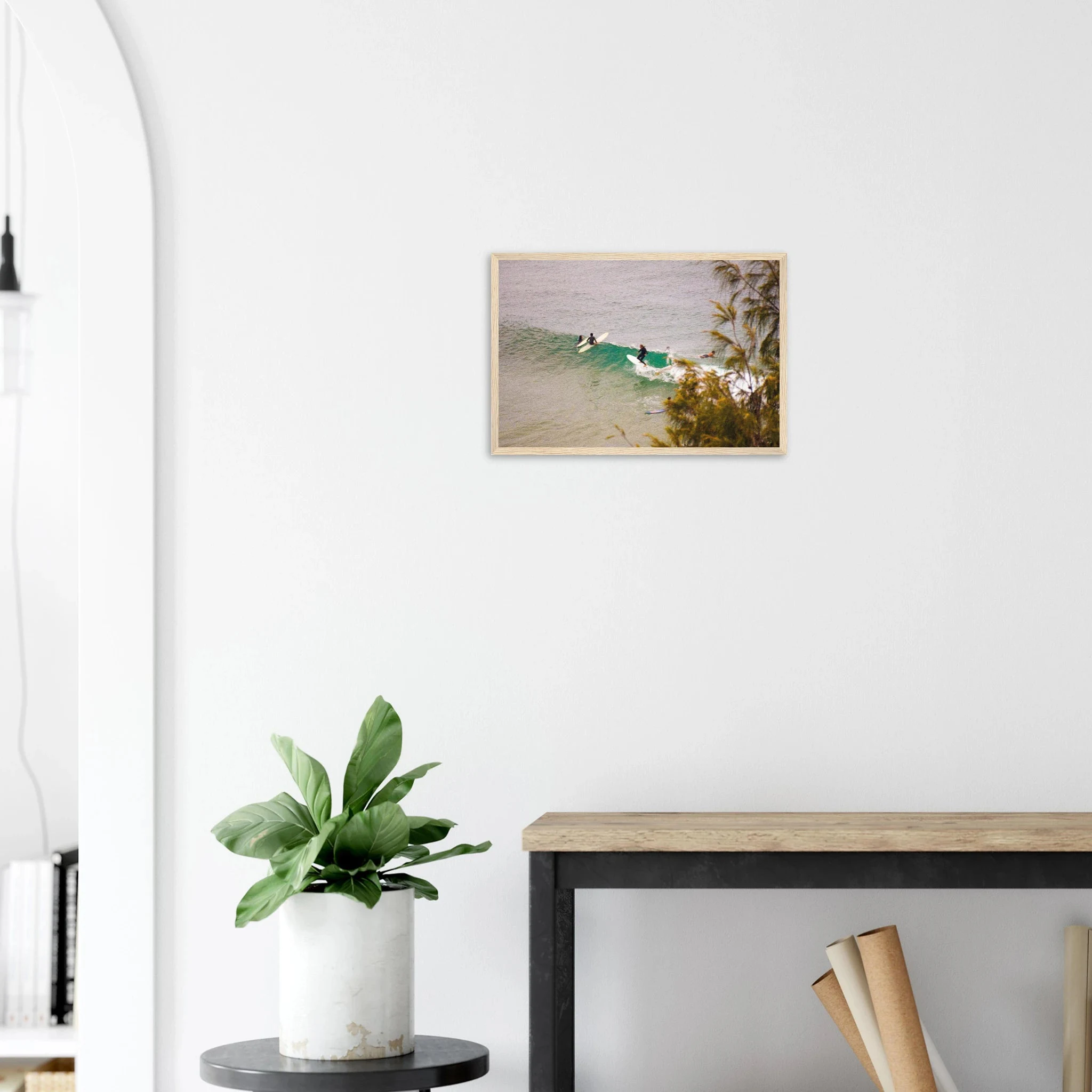 Byron Bay, Australien – Östlichster Punkt Australiens mit langen Pointbreaks und entspanntem Longboard-Flair. Poster im Holzrahmen.
