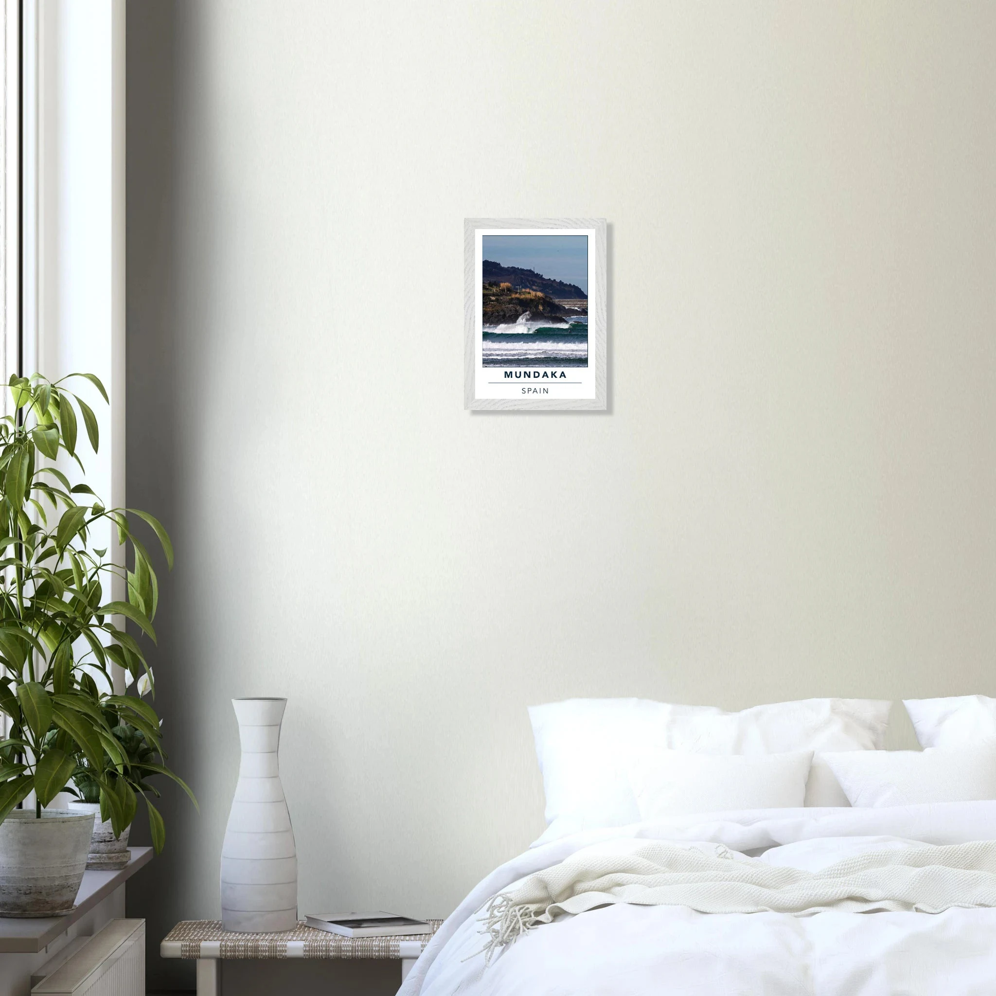 Mundaka, Spanien – Linke Flussmündungswelle im Baskenland, eine der längsten Barrels Europas. Poster im Galerie-Holzrahmen.