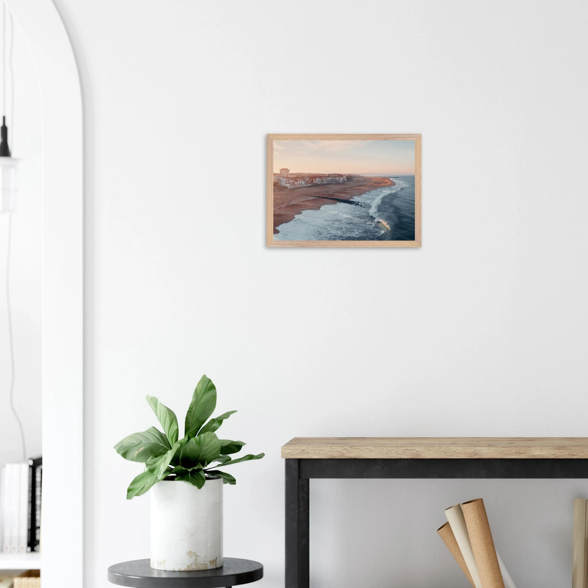 Hossegor, Frankreich – Beachbreak-Hotspot in den Landes, Austragungsort der WSL-Quiksilver-Pro-Wettkämpfe. Poster im Galerie-Holzrahmen.