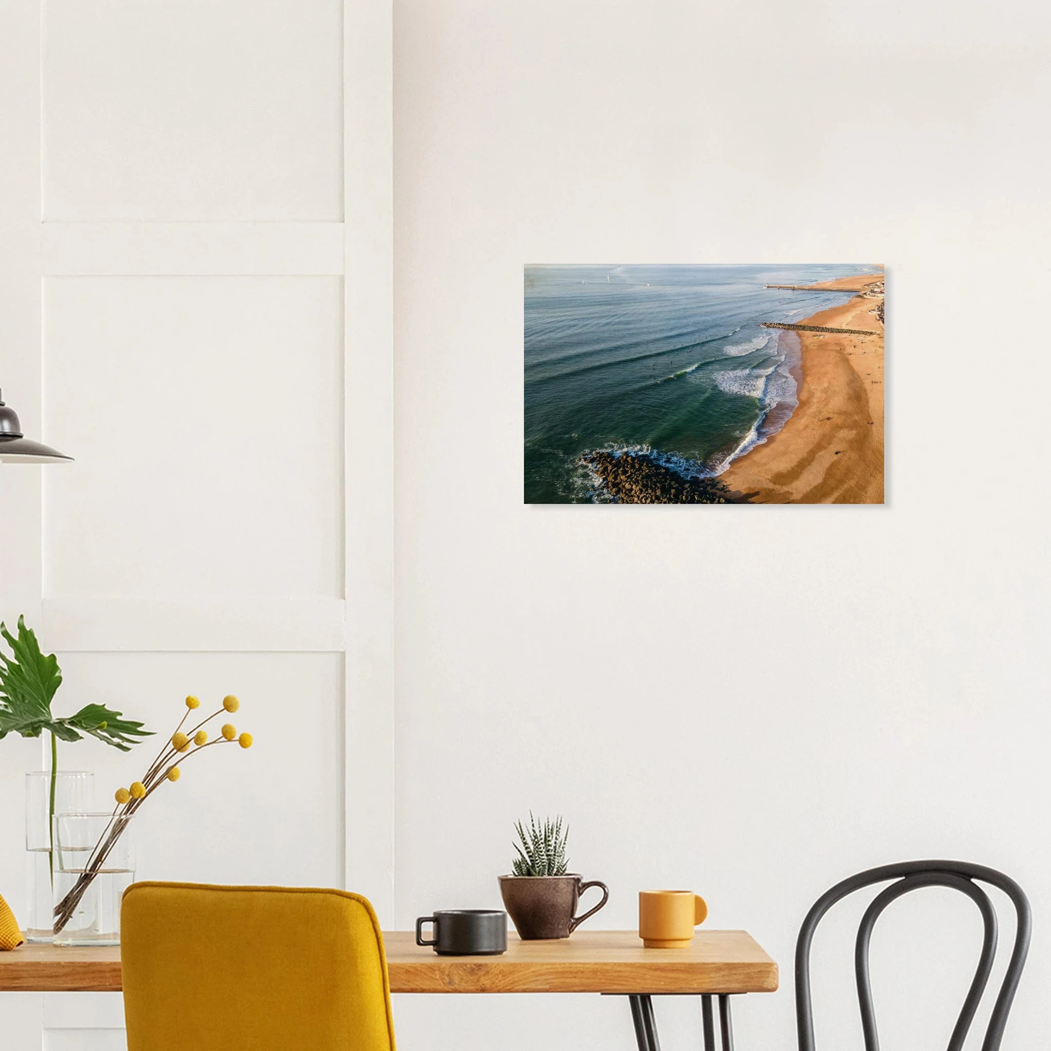 Capbreton, Frankreich – Hafenstadt an der französischen Atlantikküste mit Gouf-Canyon vor der Küste und kräftigen Beachbreaks. Kunstdruck auf Holz.