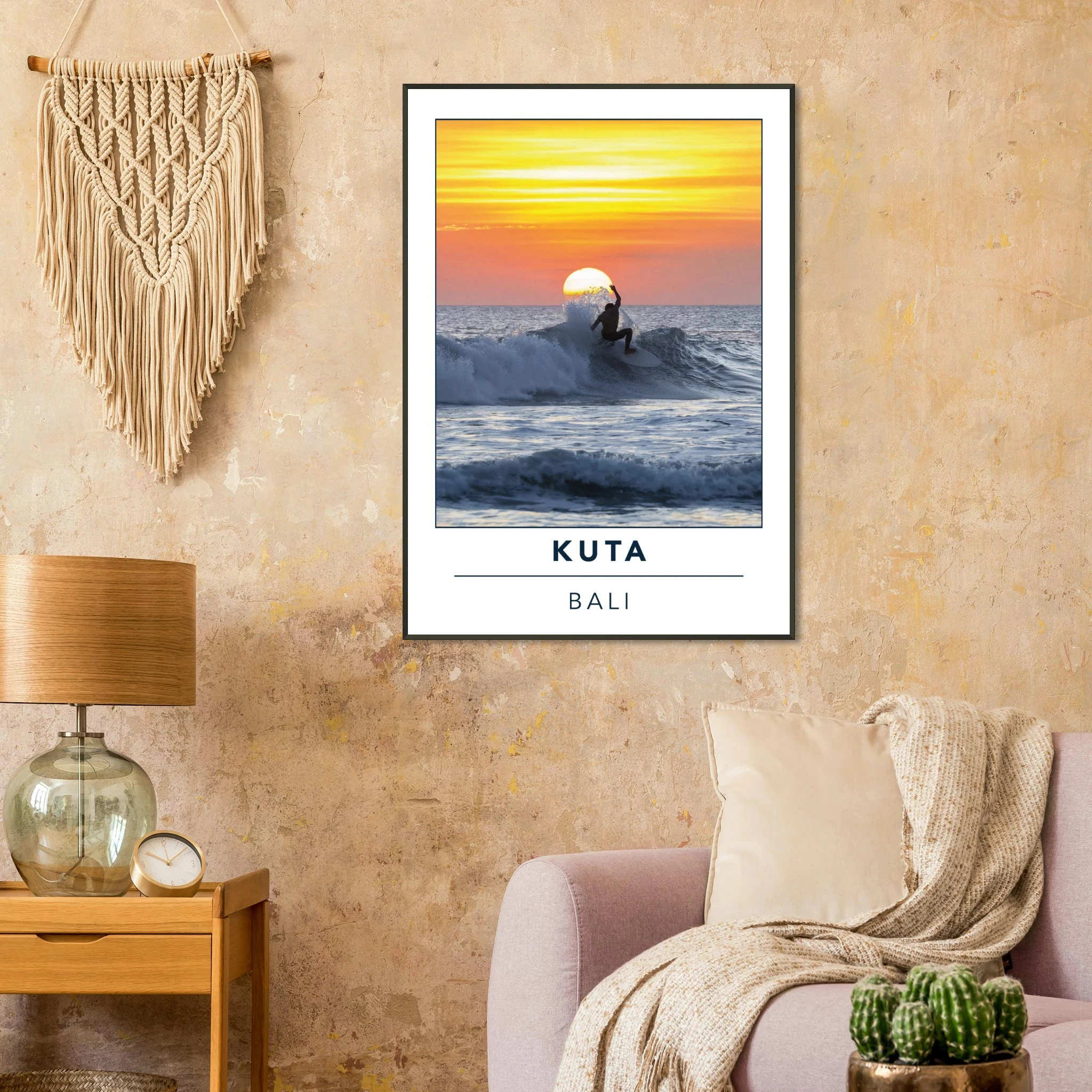 Kuta Beach, Bali (Indonesien) – Belebter Beachbreak im Süden Balis, klassischer Einsteiger-Spot mit weichen Wellen. Poster im Metallrahmen.