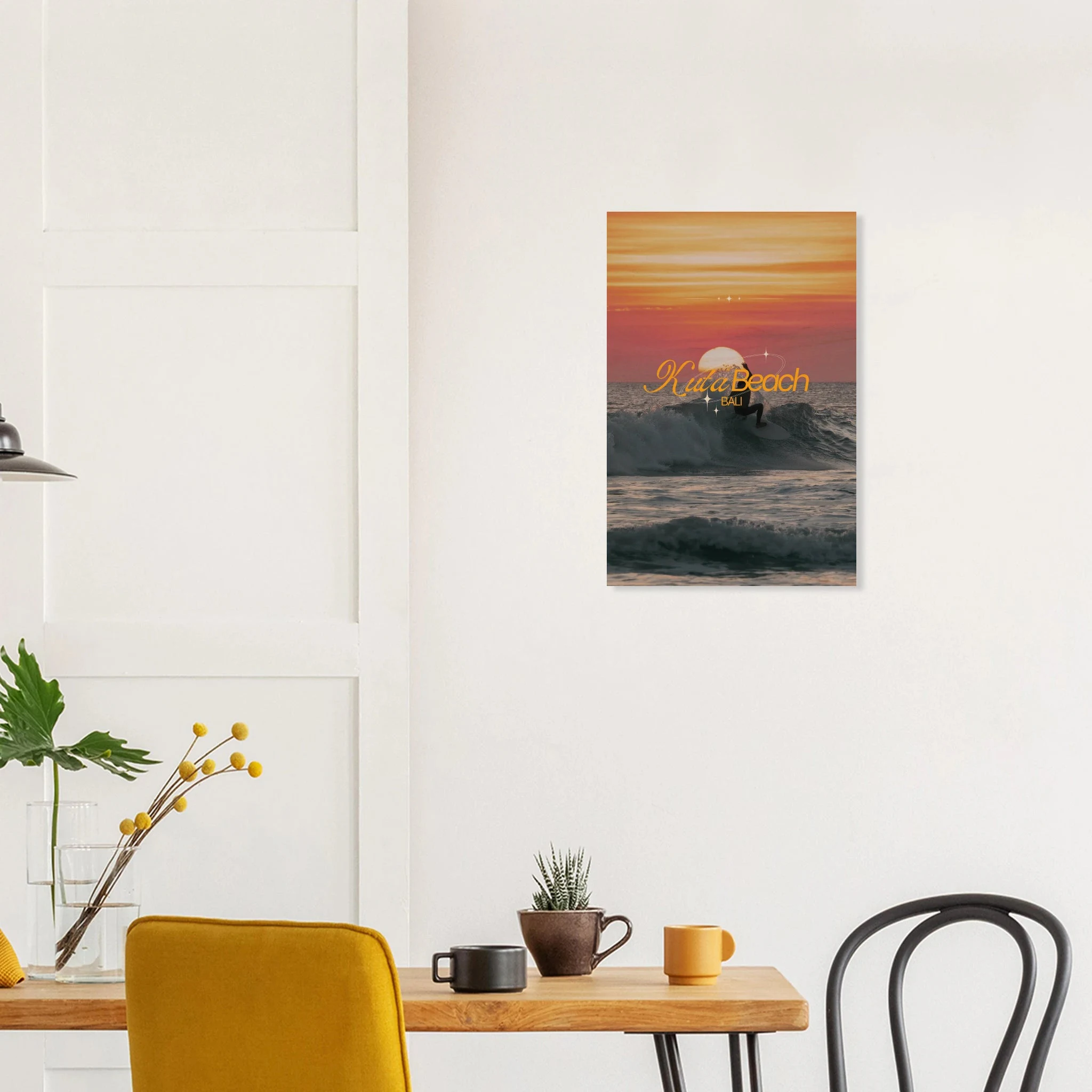 Kuta Beach, Bali (Indonesien) – Belebter Beachbreak im Süden Balis, klassischer Einsteiger-Spot mit weichen Wellen. Kunstdruck auf Holz.