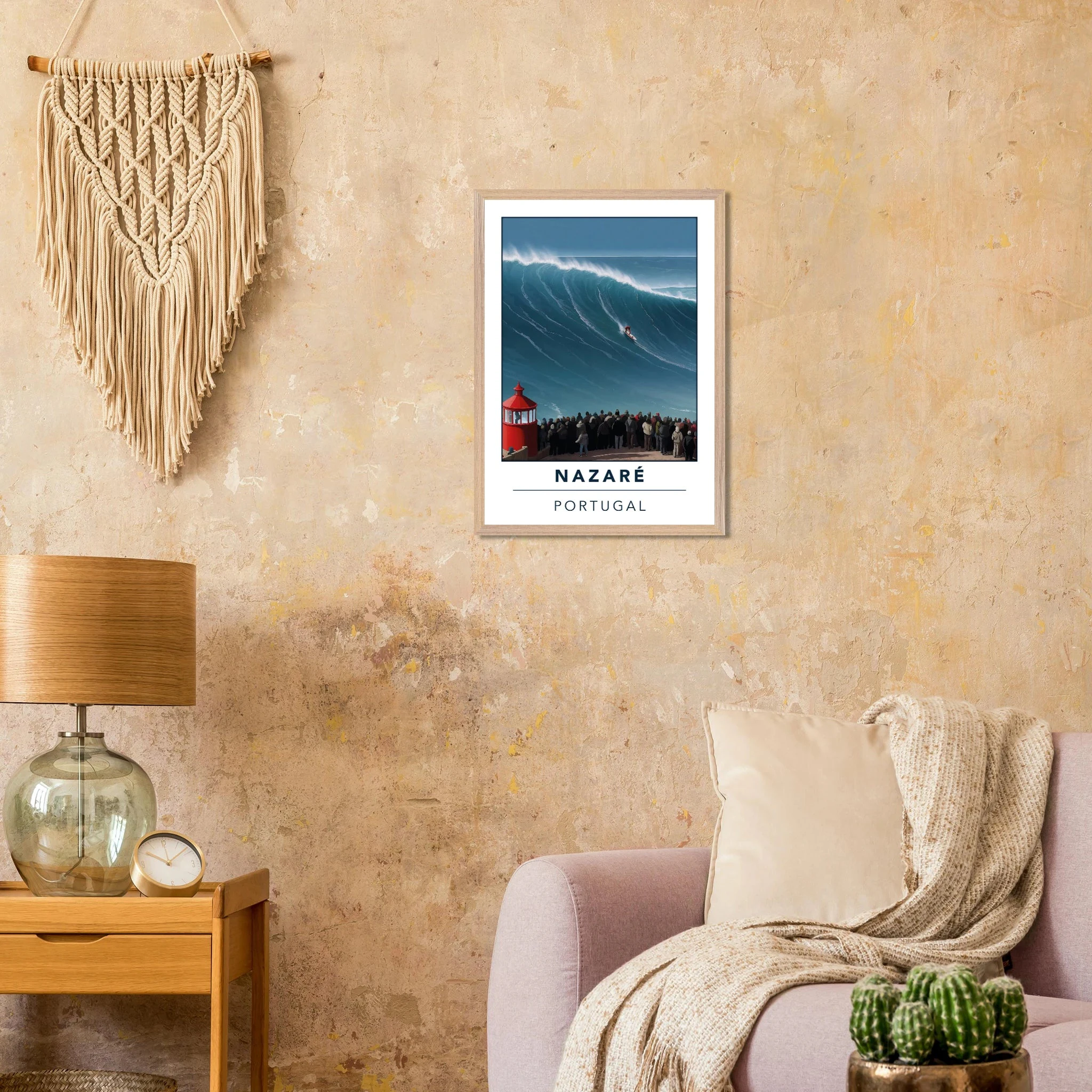Nazaré, Portugal – Praia do Norte, weltgrößte Big-Wave-Welle Europas an der portugiesischen Atlantikküste. Poster im Galerie-Holzrahmen.