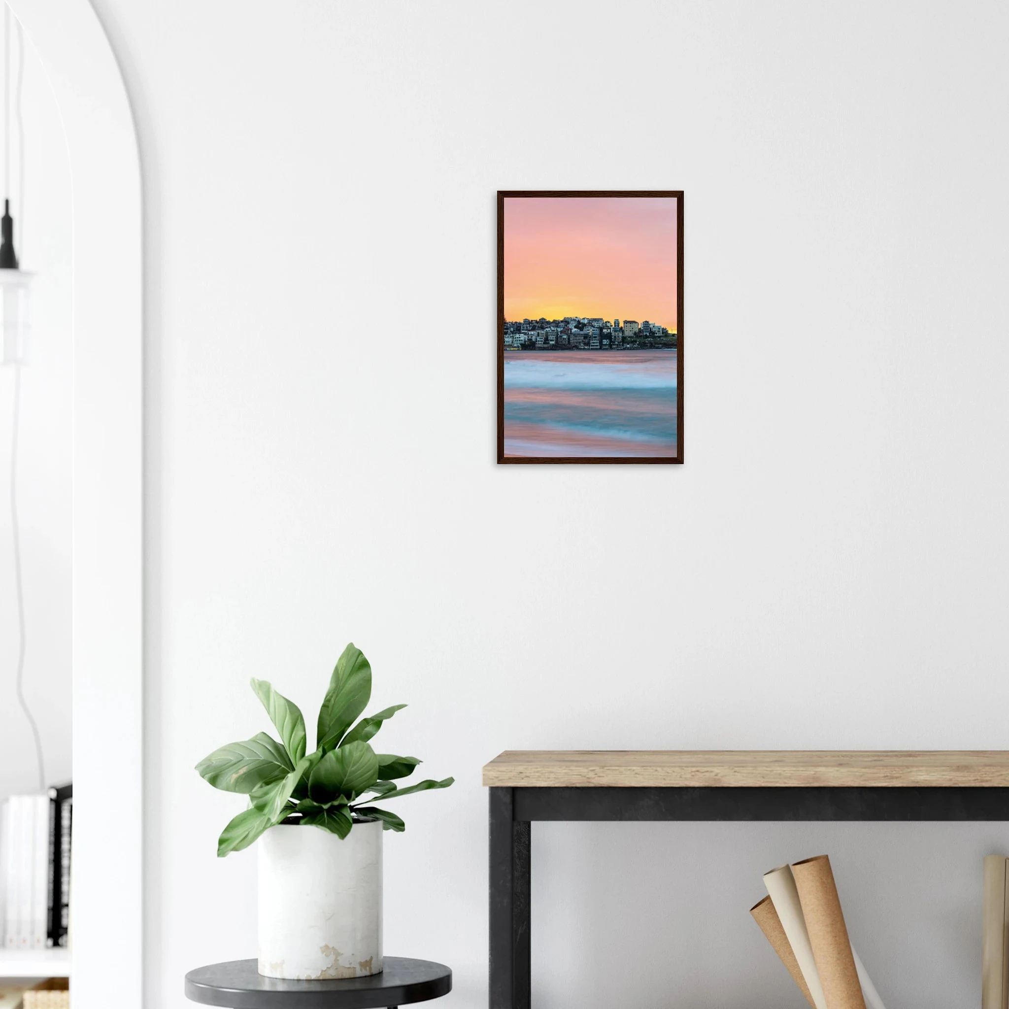 Bondi Beach, Australien – Ikonischer Stadtstrand im Osten Sydneys mit klassischem Beachbreak und Surfkultur-Geschichte. Poster im Holzrahmen.