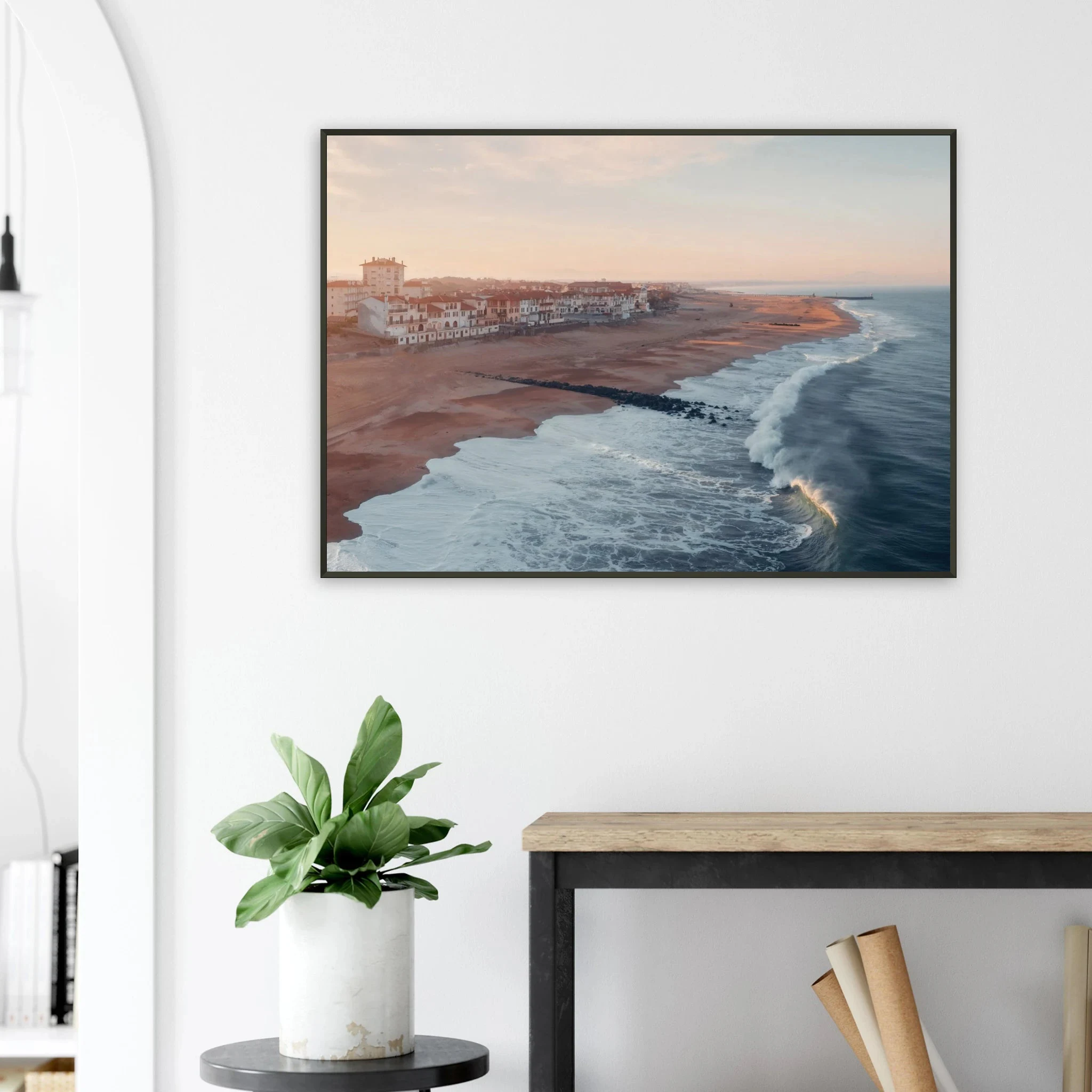 Hossegor, Frankreich – Beachbreak-Hotspot in den Landes, Austragungsort der WSL-Quiksilver-Pro-Wettkämpfe. Poster im Metallrahmen.