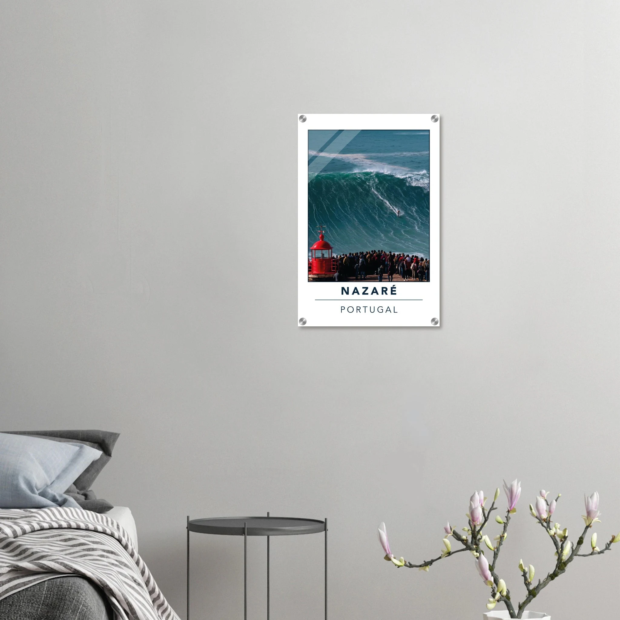 Nazaré, Portugal – Praia do Norte, weltgrößte Big-Wave-Welle Europas an der portugiesischen Atlantikküste. Kunstdruck auf Acrylglas.