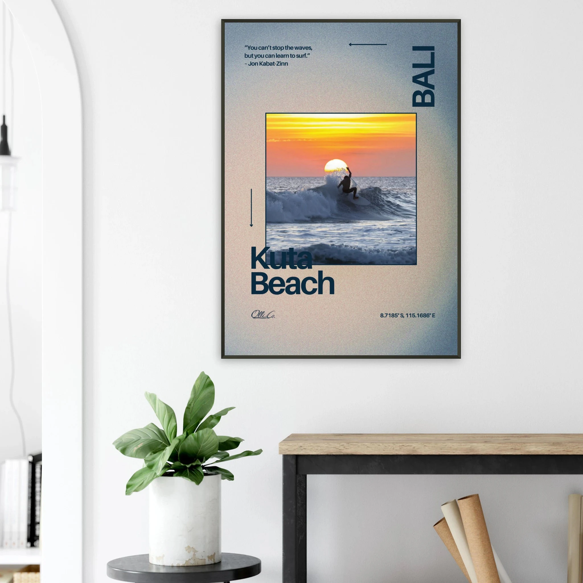 Kuta Beach, Bali (Indonesien) – Belebter Beachbreak im Süden Balis, klassischer Einsteiger-Spot mit weichen Wellen. Poster im Metallrahmen.