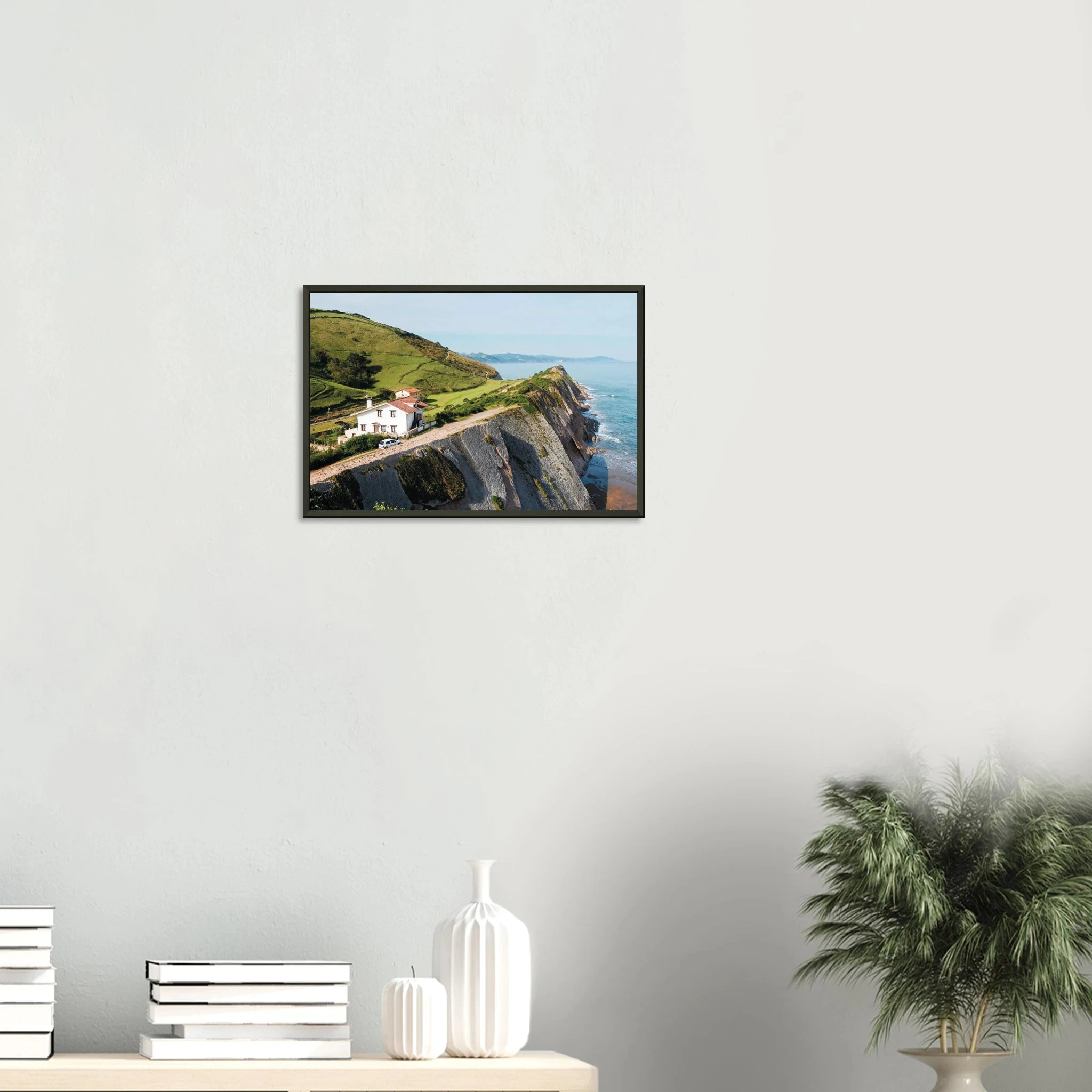 San Vicente de la Barquera, Spanien – Kantabrisches Fischerstädtchen mit Beachbreak Merón und Bergkulisse der Picos de Europa. Poster im Metallrahmen.