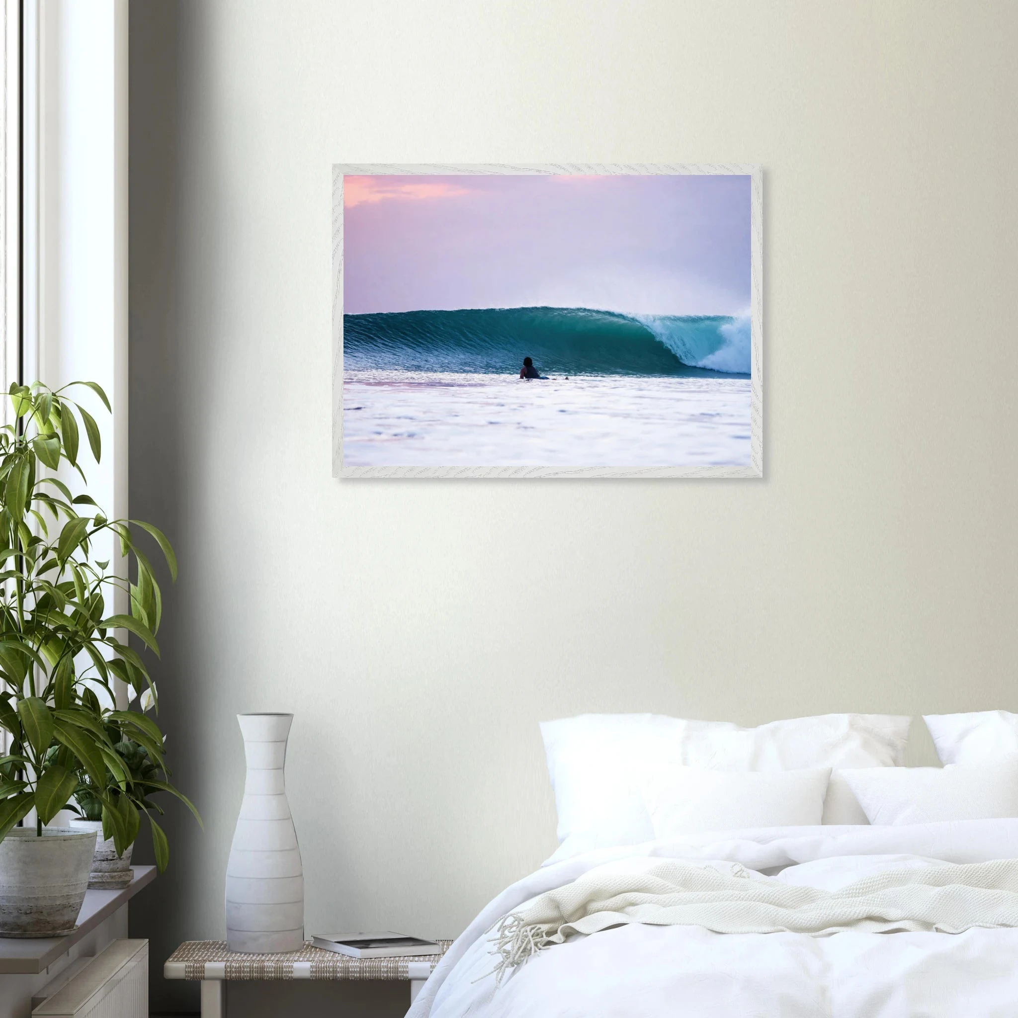 Kuta Beach, Bali (Indonesien) – Belebter Beachbreak im Süden Balis, klassischer Einsteiger-Spot mit weichen Wellen. Poster im Galerie-Holzrahmen.