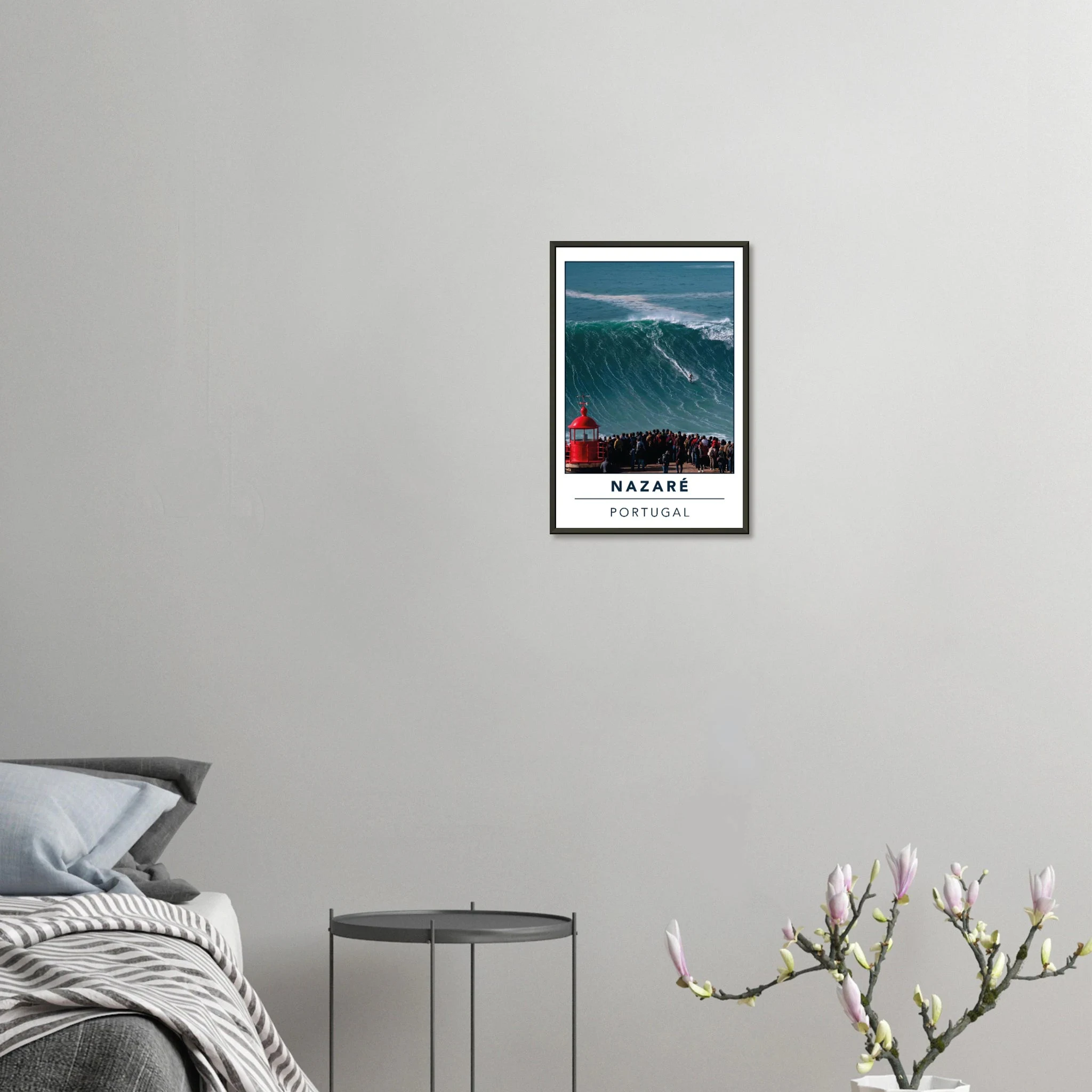 Nazaré, Portugal – Praia do Norte, weltgrößte Big-Wave-Welle Europas an der portugiesischen Atlantikküste. Poster im Metallrahmen.