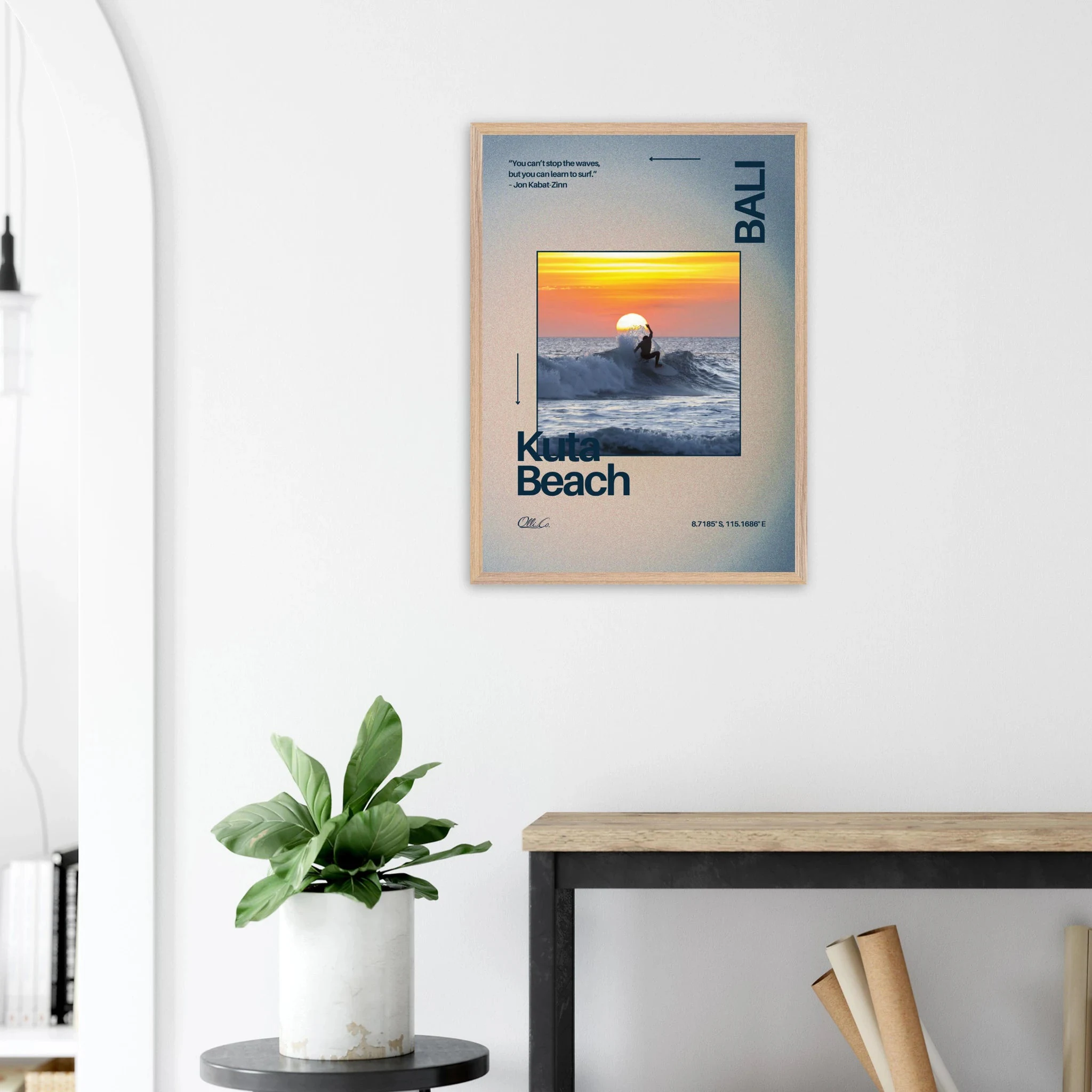 Kuta Beach, Bali (Indonesien) – Belebter Beachbreak im Süden Balis, klassischer Einsteiger-Spot mit weichen Wellen. Poster im Galerie-Holzrahmen.