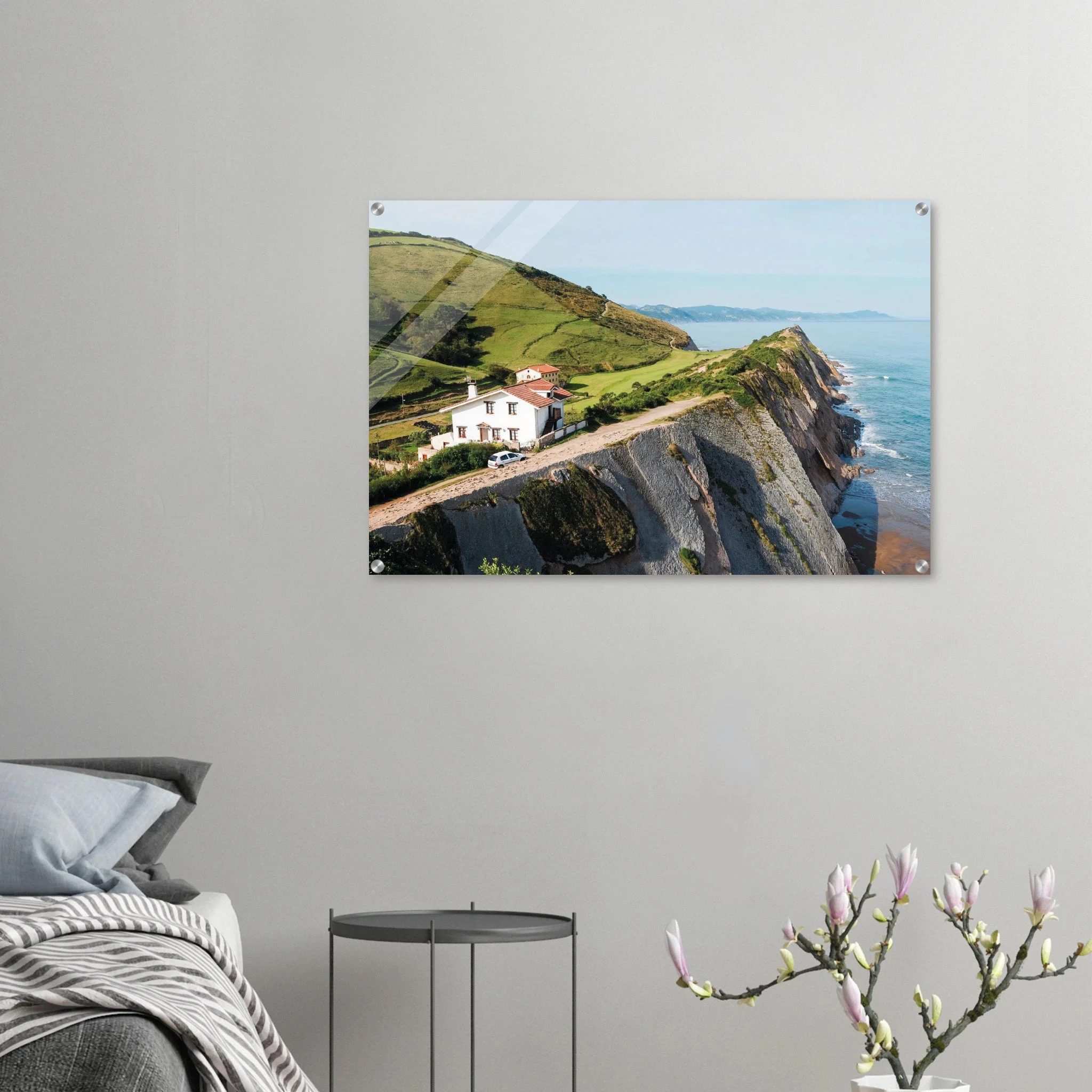 San Vicente de la Barquera, Spanien – Kantabrisches Fischerstädtchen mit Beachbreak Merón und Bergkulisse der Picos de Europa. Kunstdruck auf Acrylglas.