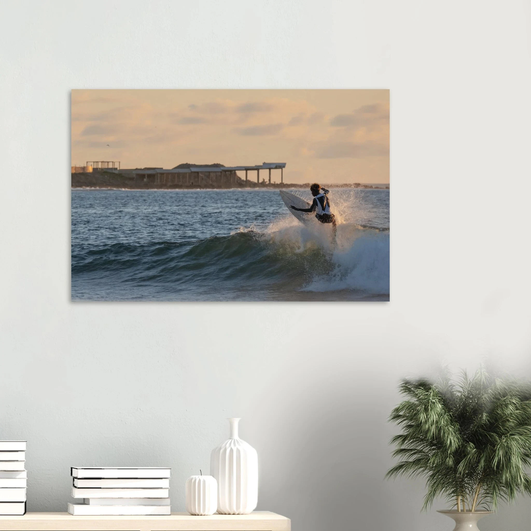 Busua, Ghana – Westafrikanisches Fischerdorf an der Goldküste mit konstantem Beachbreak und Surfschulen. Kunstdruck auf Alu-Dibond.